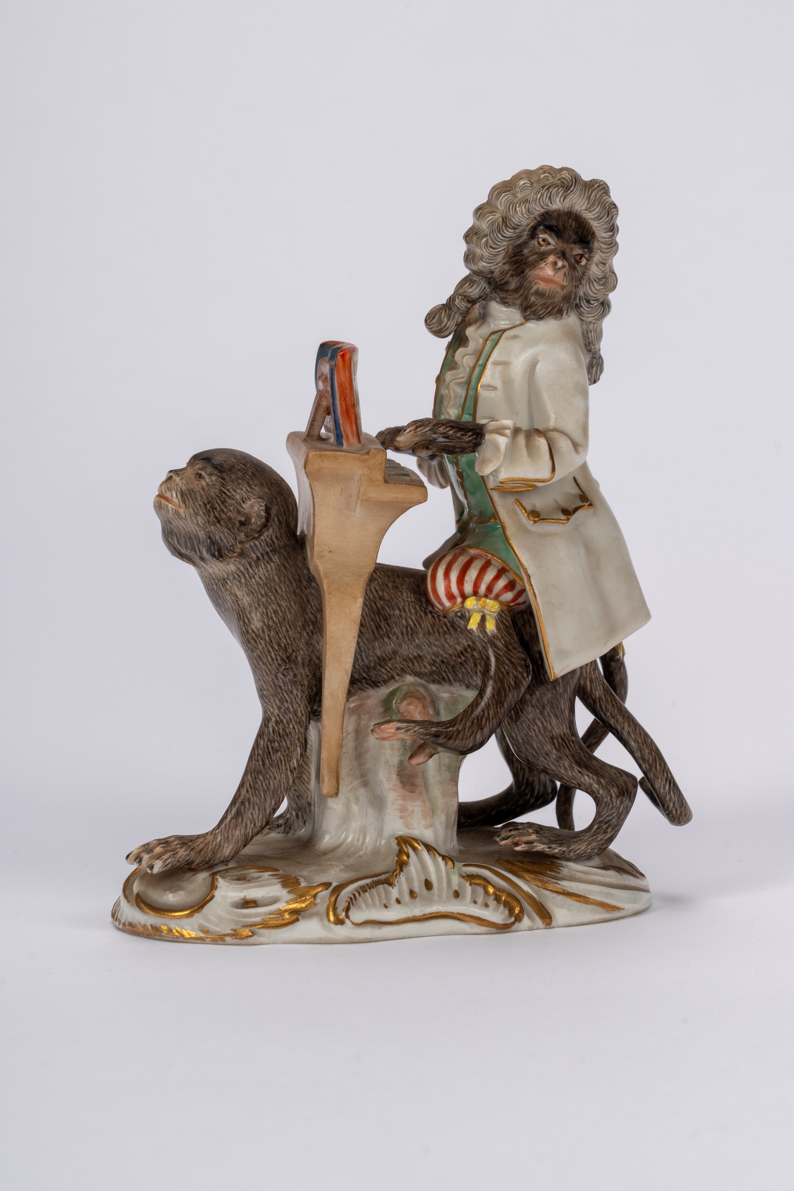 Manifattura di Meissen, Orchestra di scimmie in porcellana policroma, con leggio
