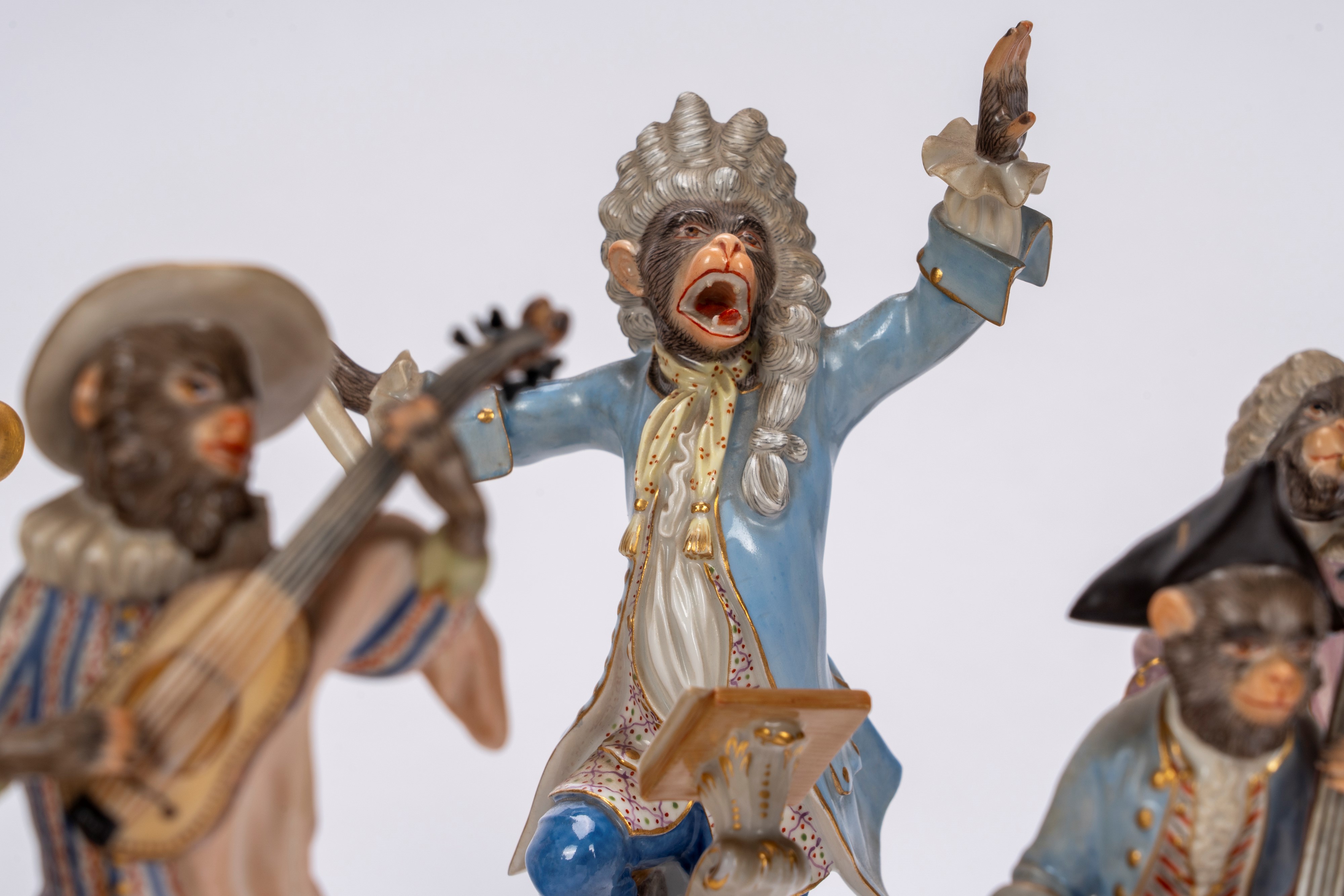 Manifattura di Meissen, Orchestra di scimmie in porcellana policroma, con leggio