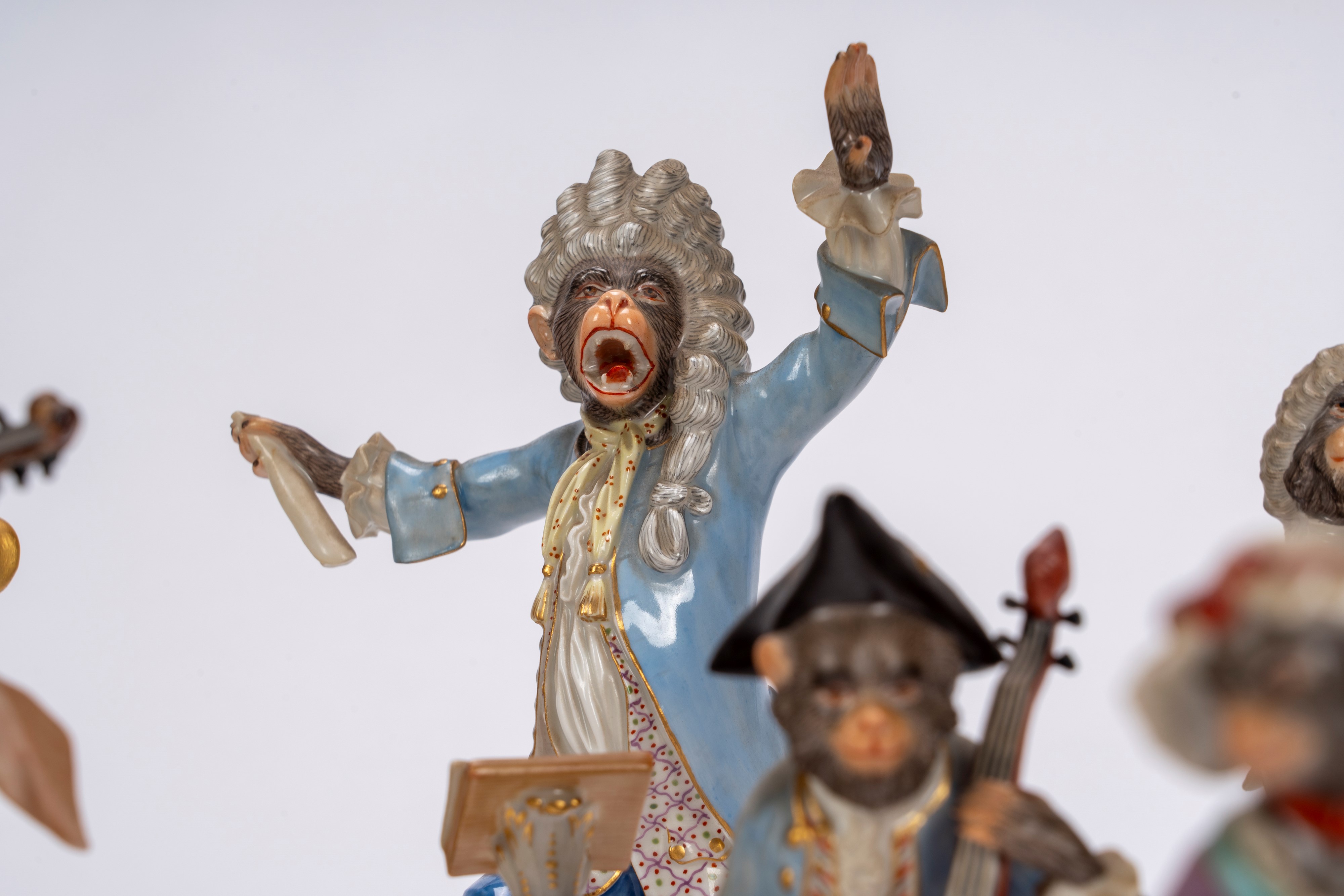 Manifattura di Meissen, Orchestra di scimmie in porcellana policroma, con leggio