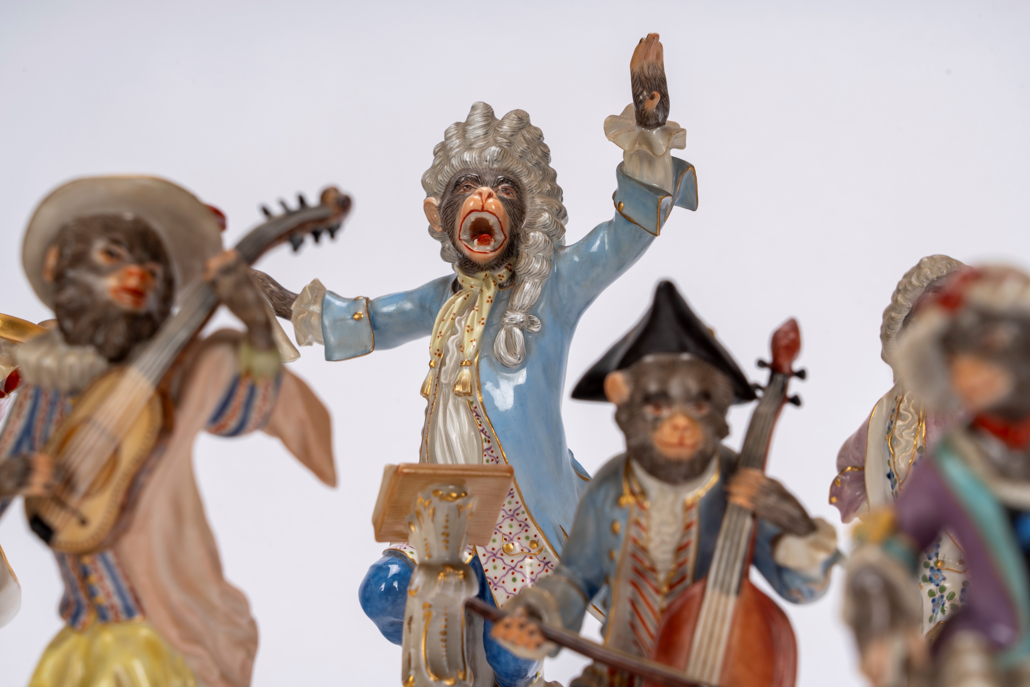 Manifattura di Meissen, Orchestra di scimmie in porcellana policroma, con leggio