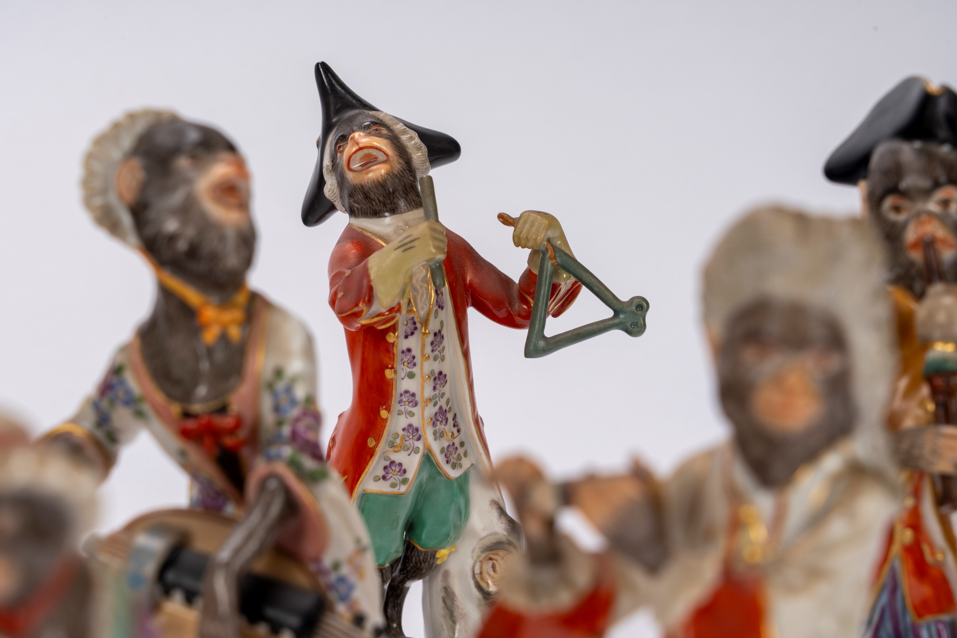Manifattura di Meissen, Orchestra di scimmie in porcellana policroma, con leggio