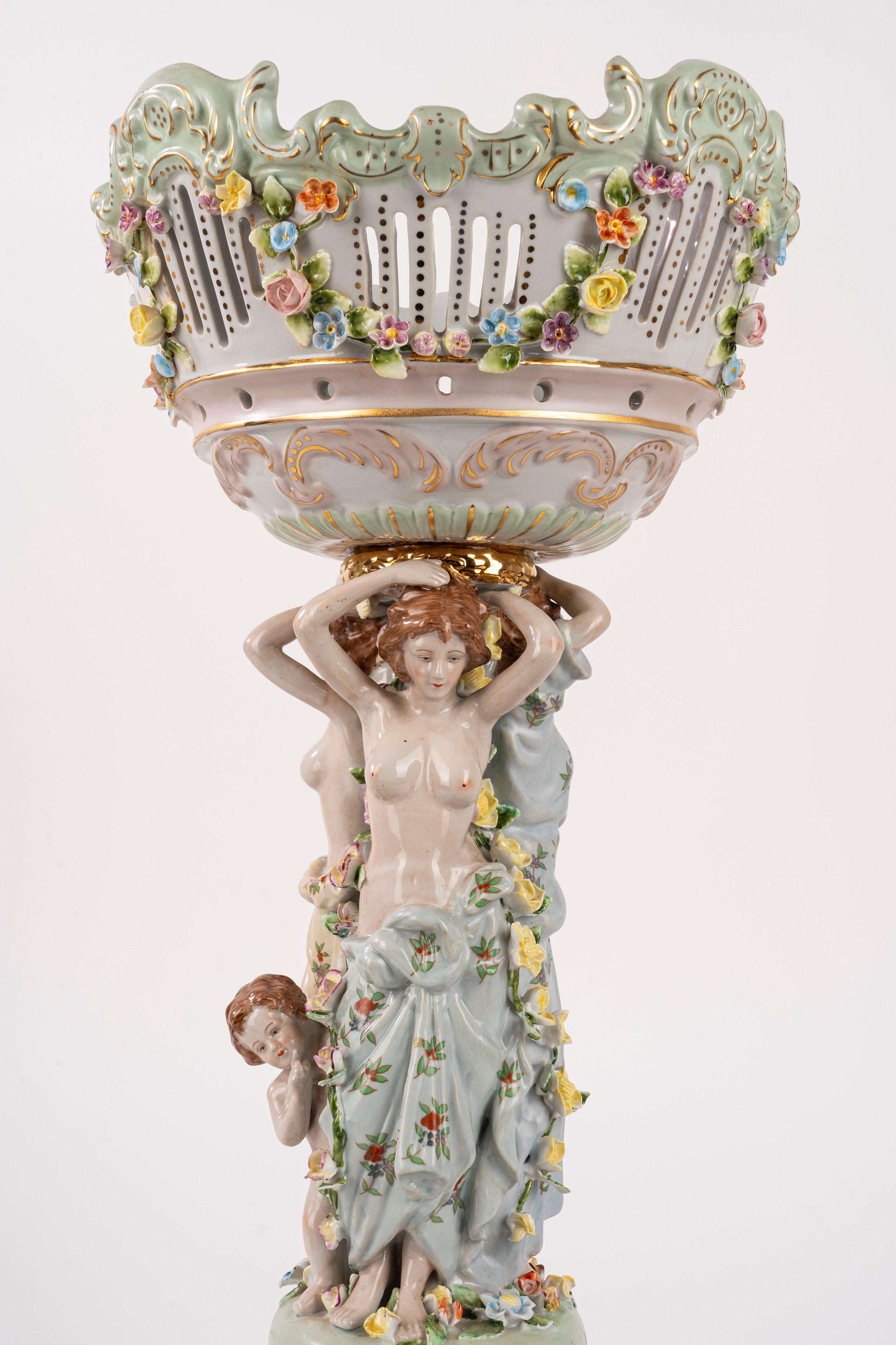Meissen, grande alzata in porcellana policroma (fine XIX - inizi XX)