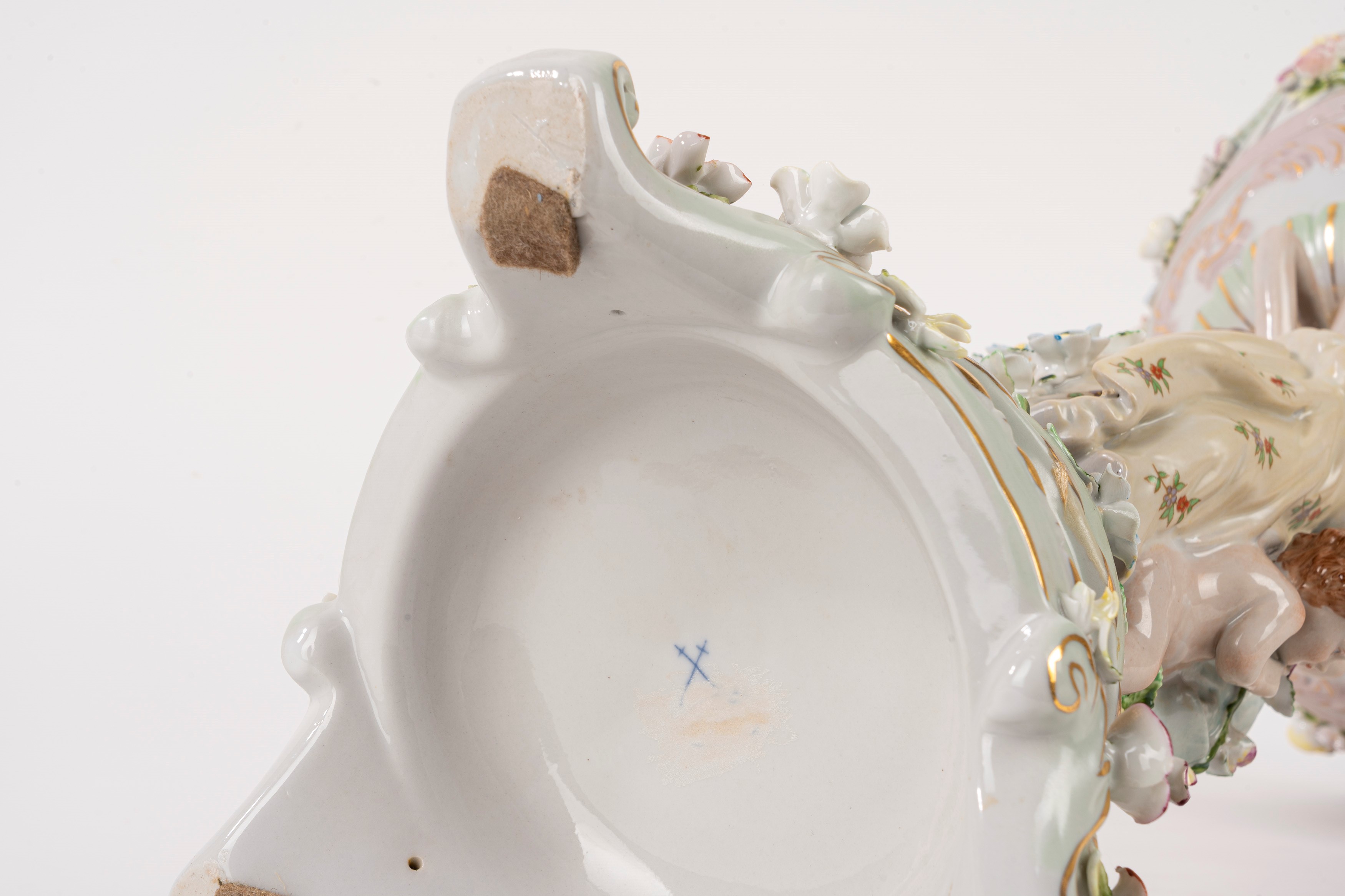 Meissen, grande alzata in porcellana policroma (fine XIX - inizi XX)