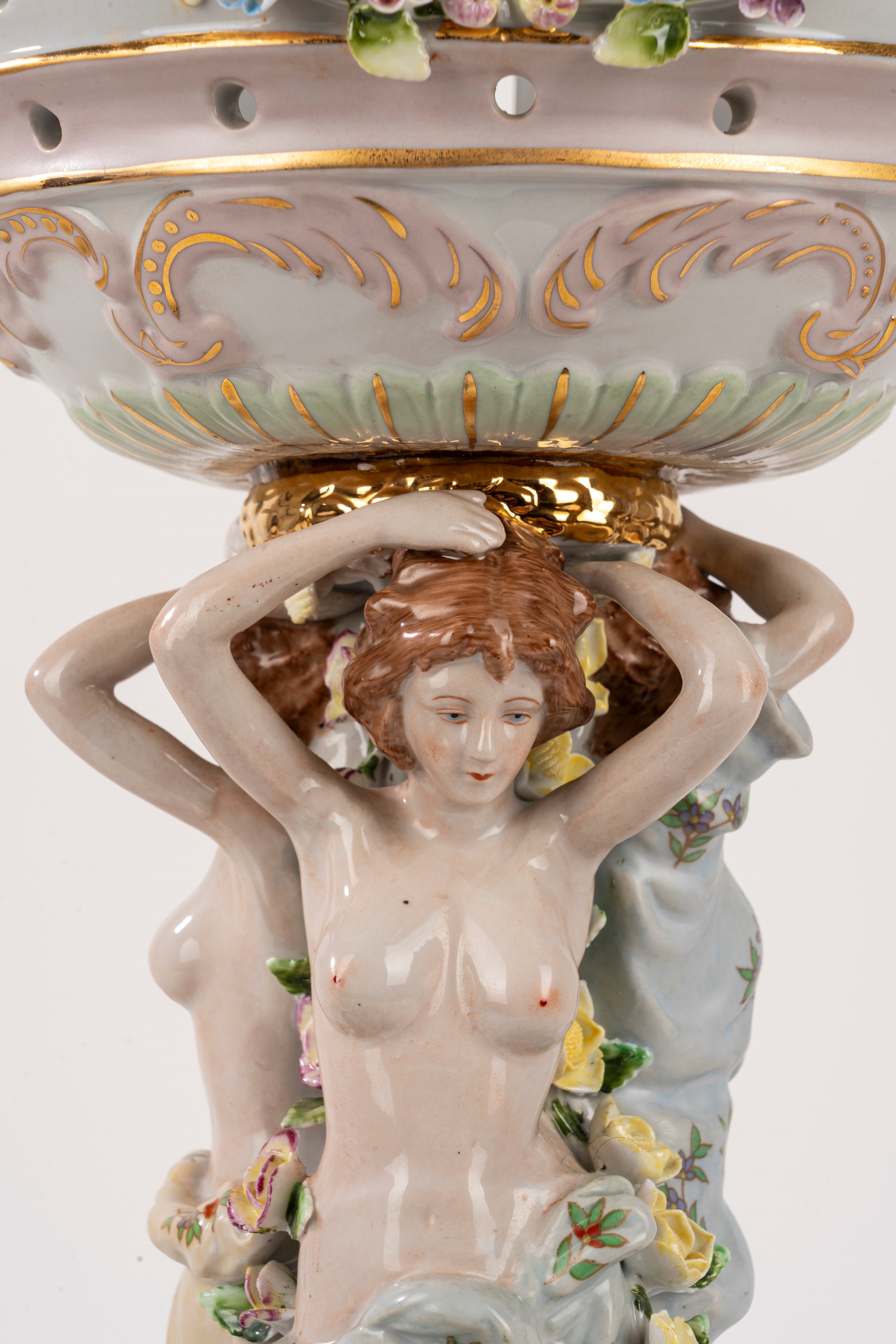 Meissen, grande alzata in porcellana policroma (fine XIX - inizi XX)