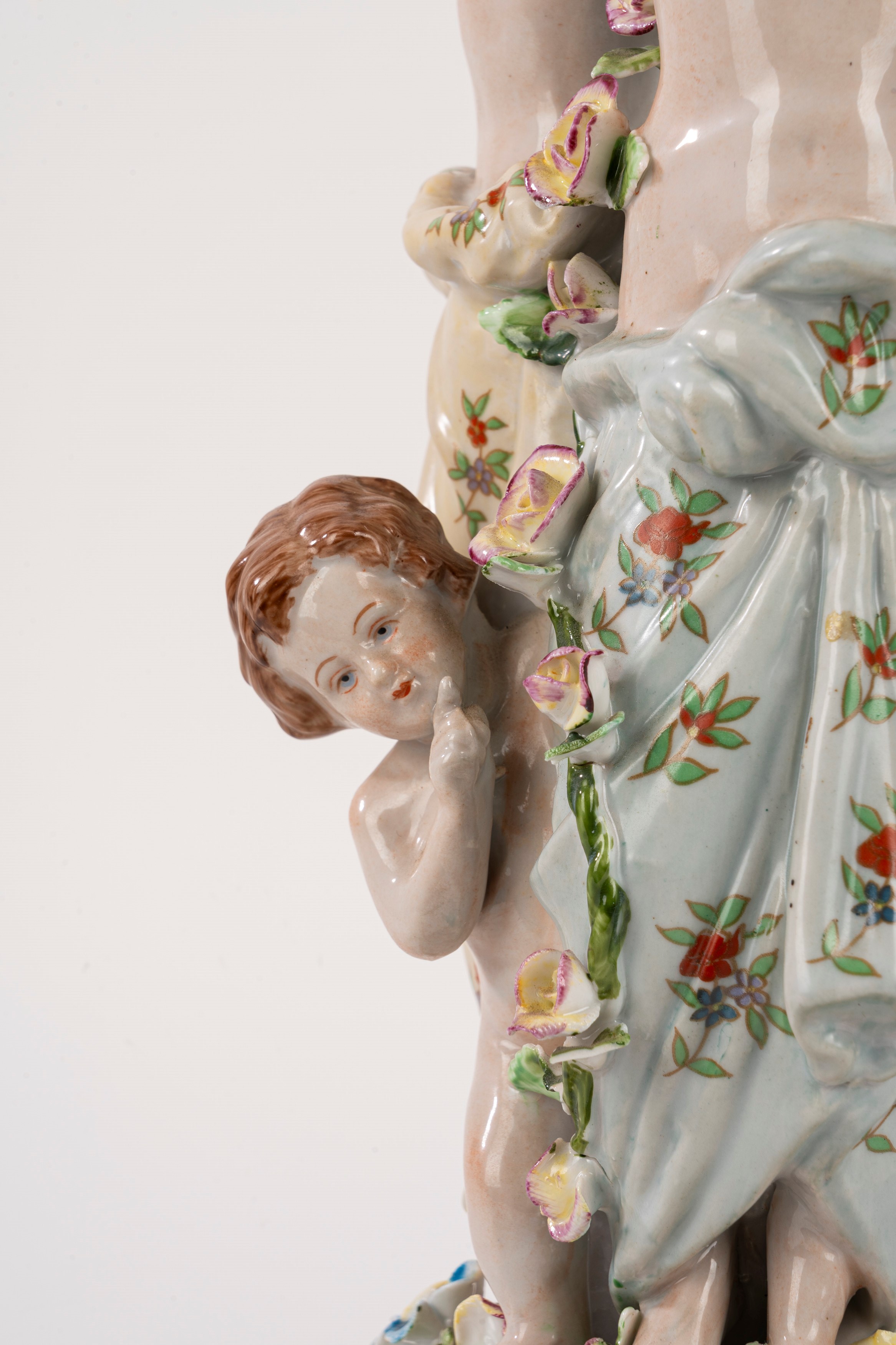 Meissen, grande alzata in porcellana policroma (fine XIX - inizi XX)
