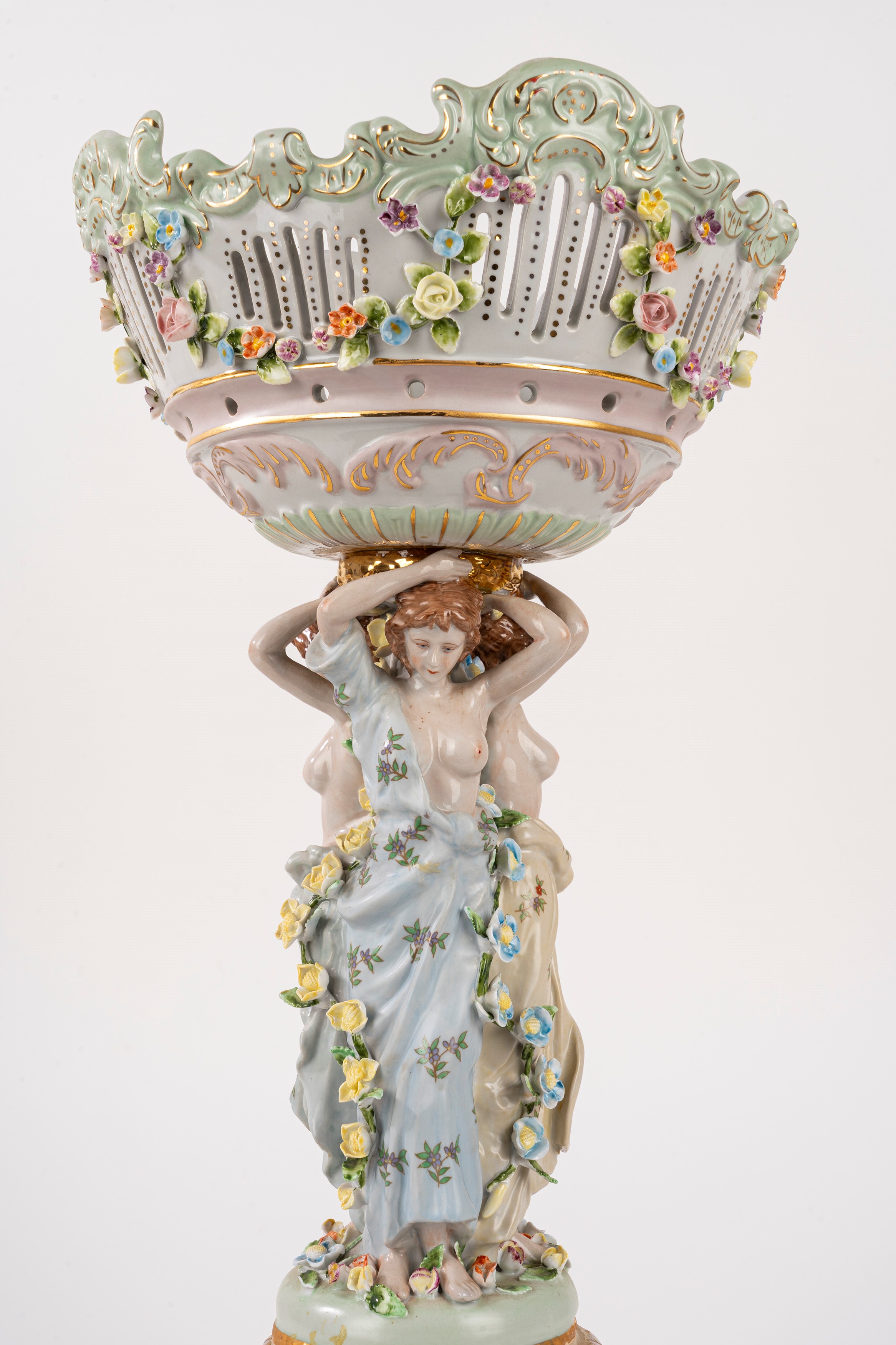 Meissen, grande alzata in porcellana policroma (fine XIX - inizi XX)