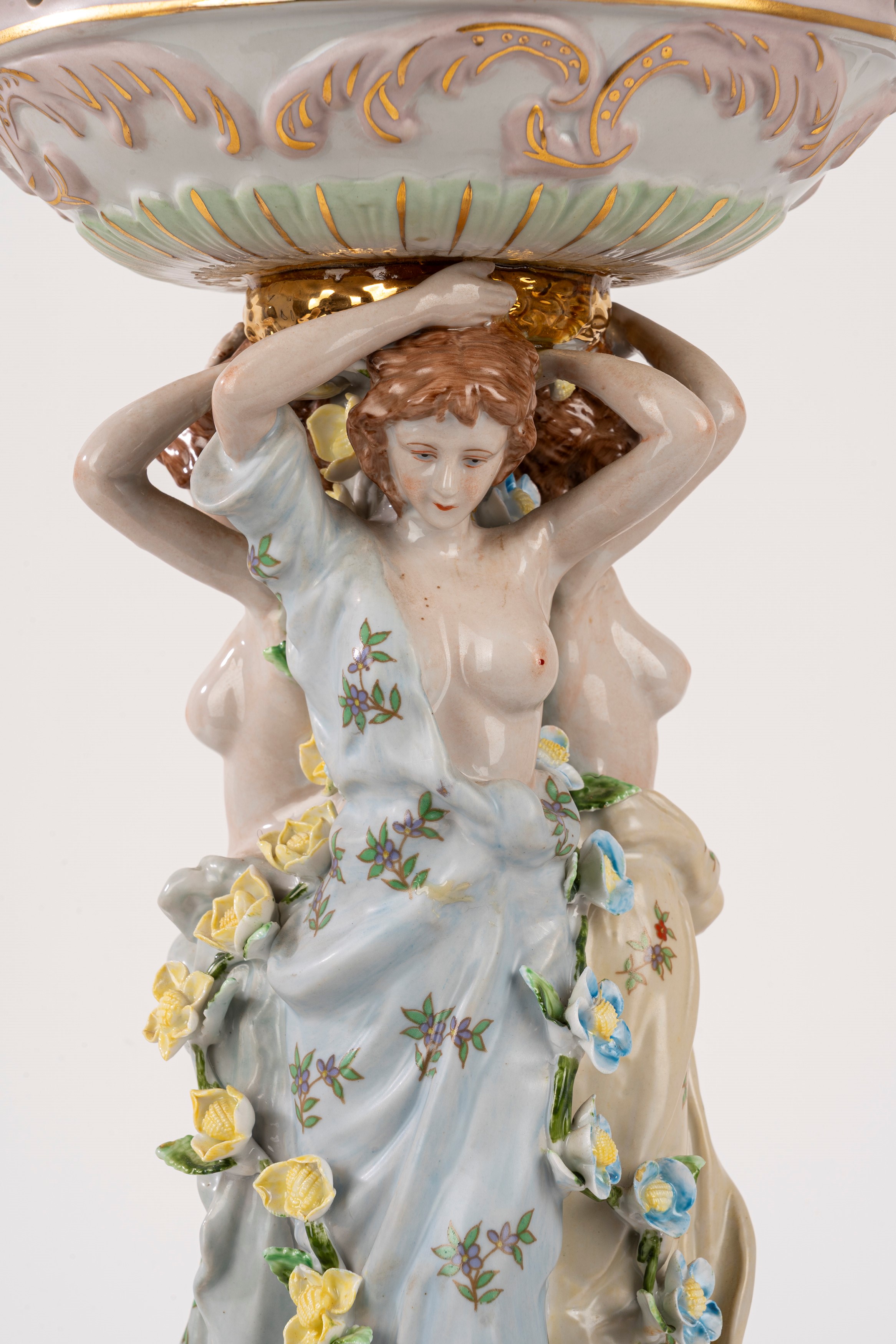 Meissen, grande alzata in porcellana policroma (fine XIX - inizi XX)