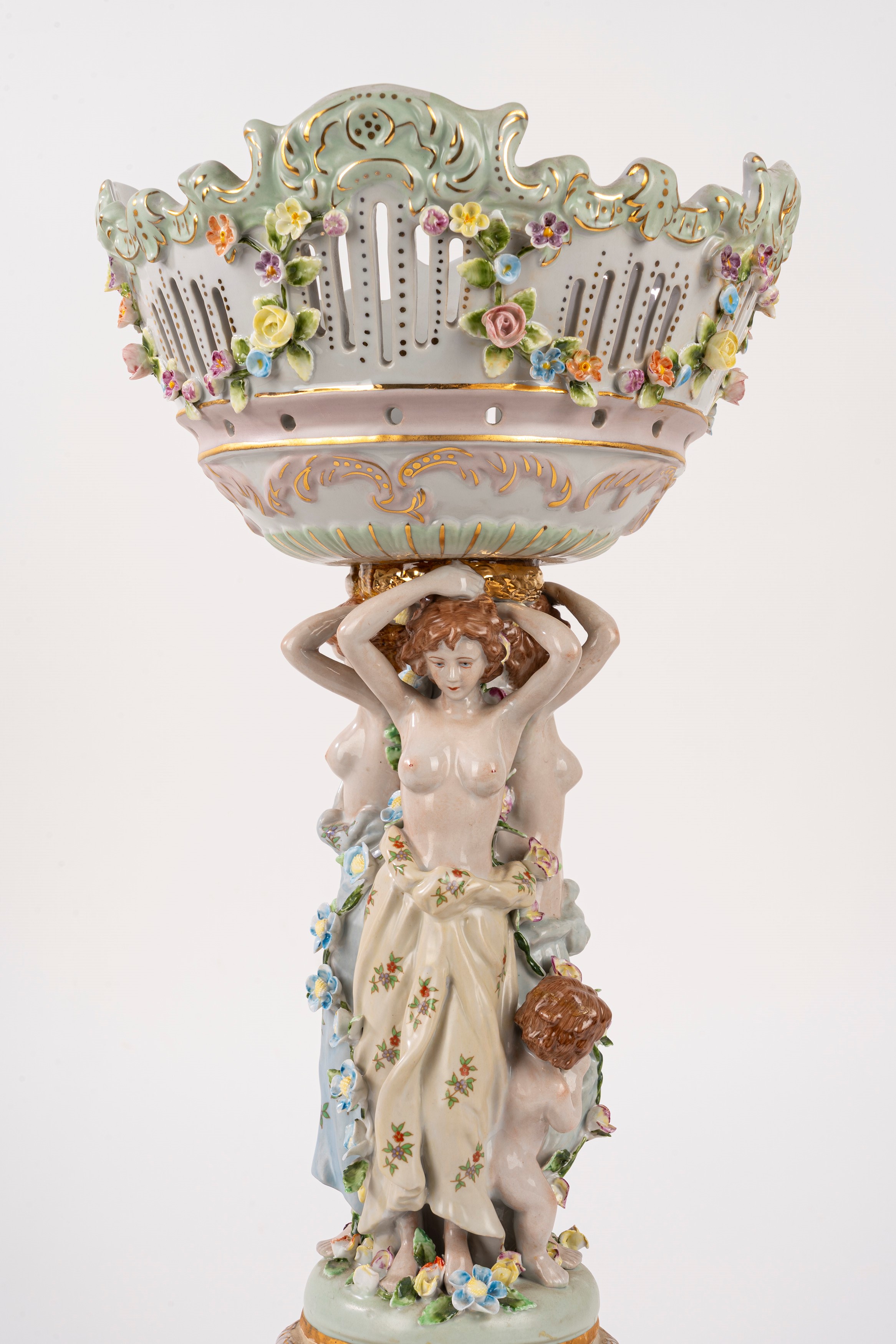 Meissen, grande alzata in porcellana policroma (fine XIX - inizi XX)