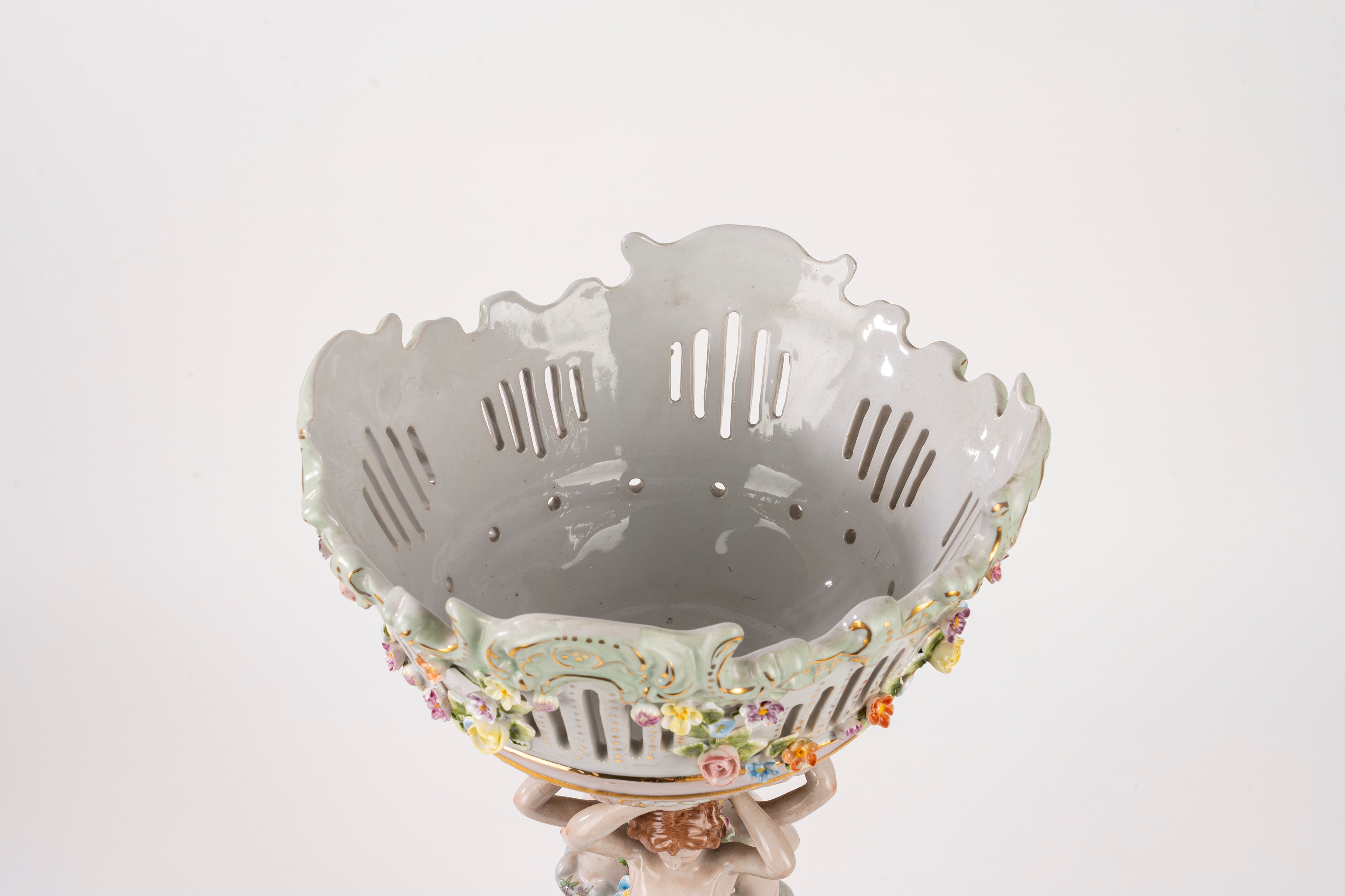 Meissen, grande alzata in porcellana policroma (fine XIX - inizi XX)
