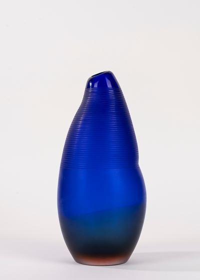 S. Mozzarelli, Vaso in vetro di Murano blu lavorato a coste orizzontali