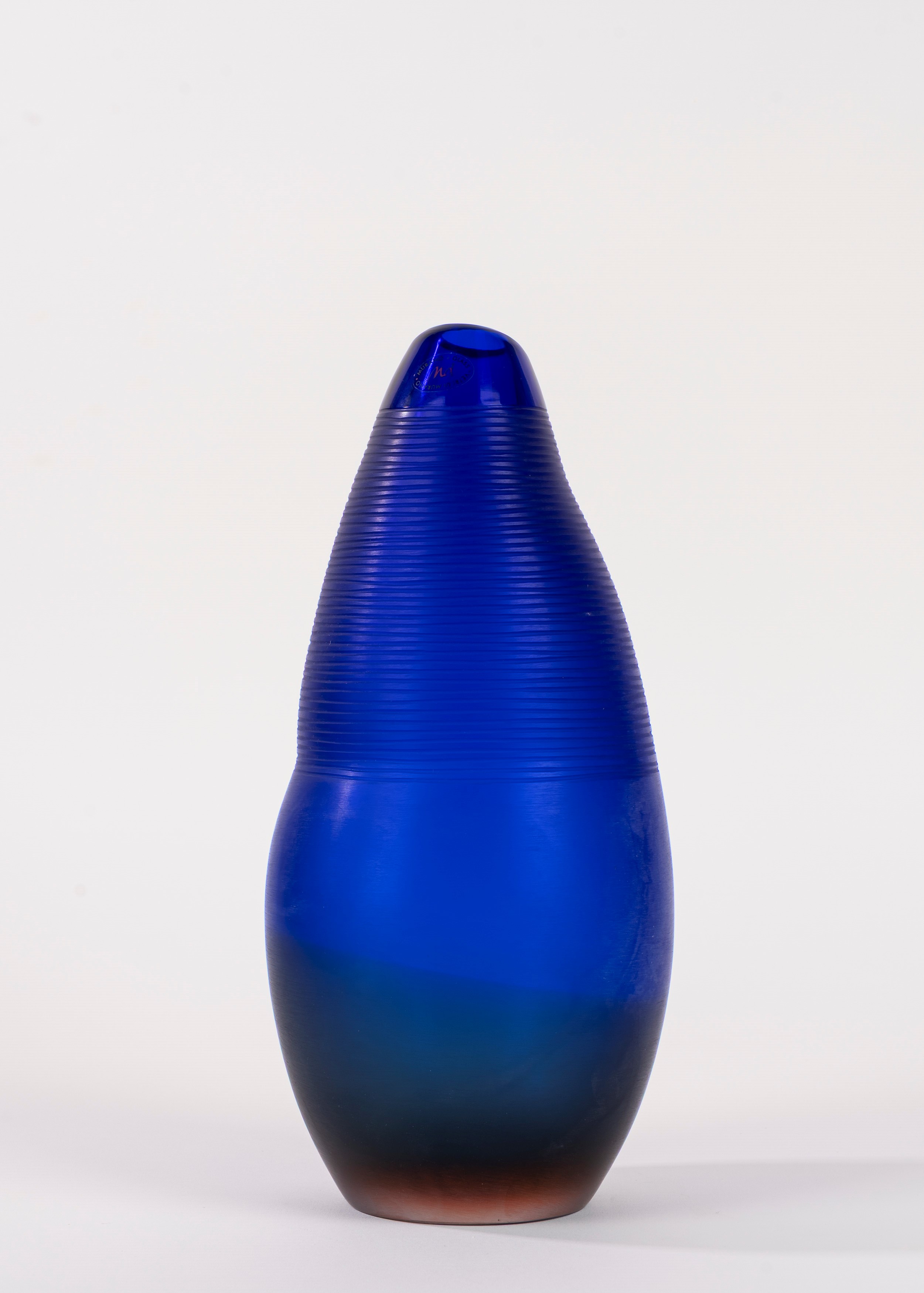 S. Mozzarelli, Vaso in vetro di Murano blu lavorato a coste orizzontali