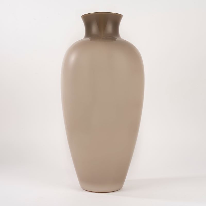 Venini, Grande vaso in vetro di Murano con finitura opale fumé
