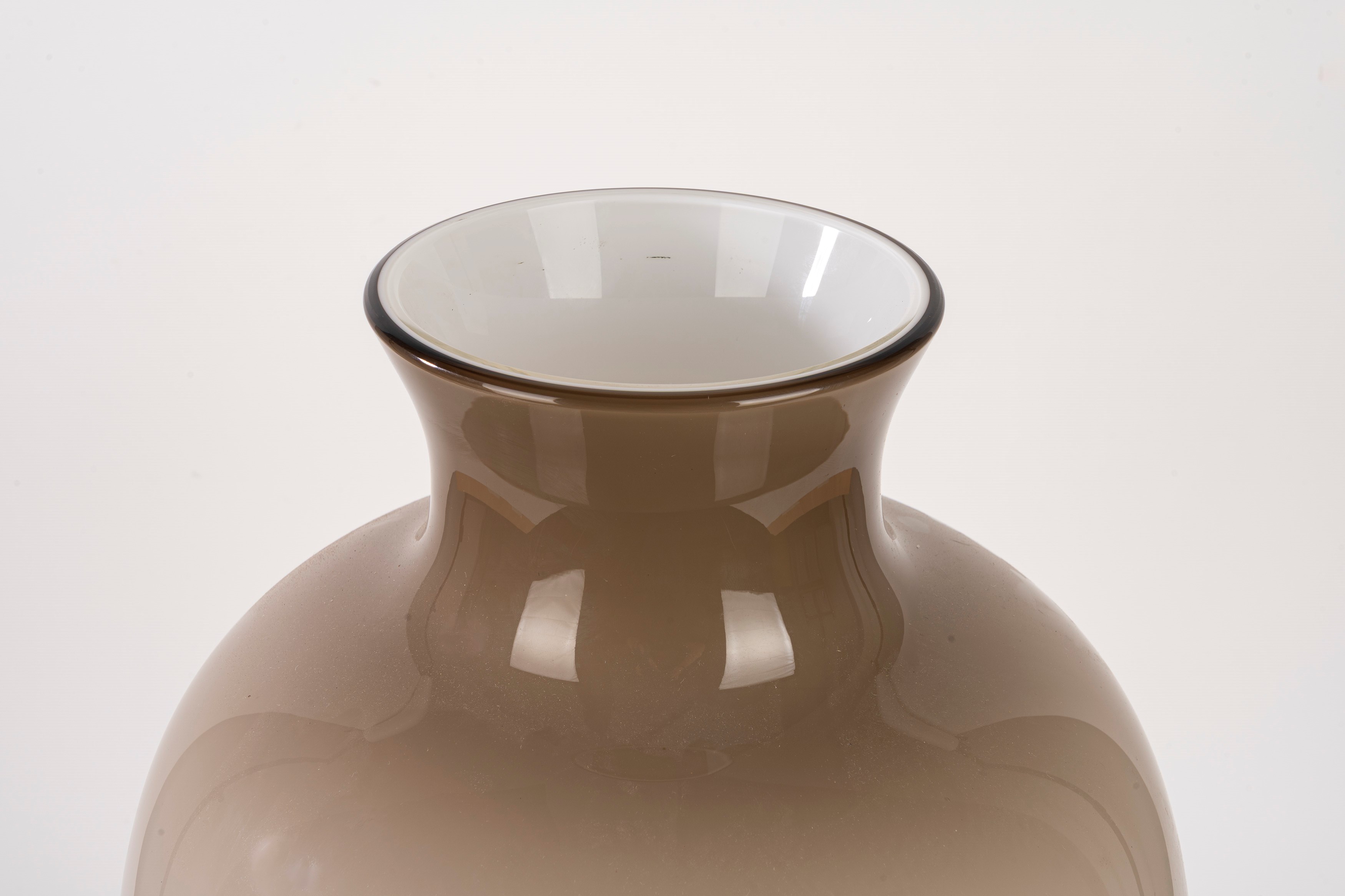 Venini, Grande vaso in vetro di Murano con finitura opale fumé