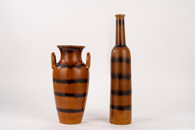 Bottiglia e anfora biansata in ceramica, colorazione arancio a righe brune sfumate