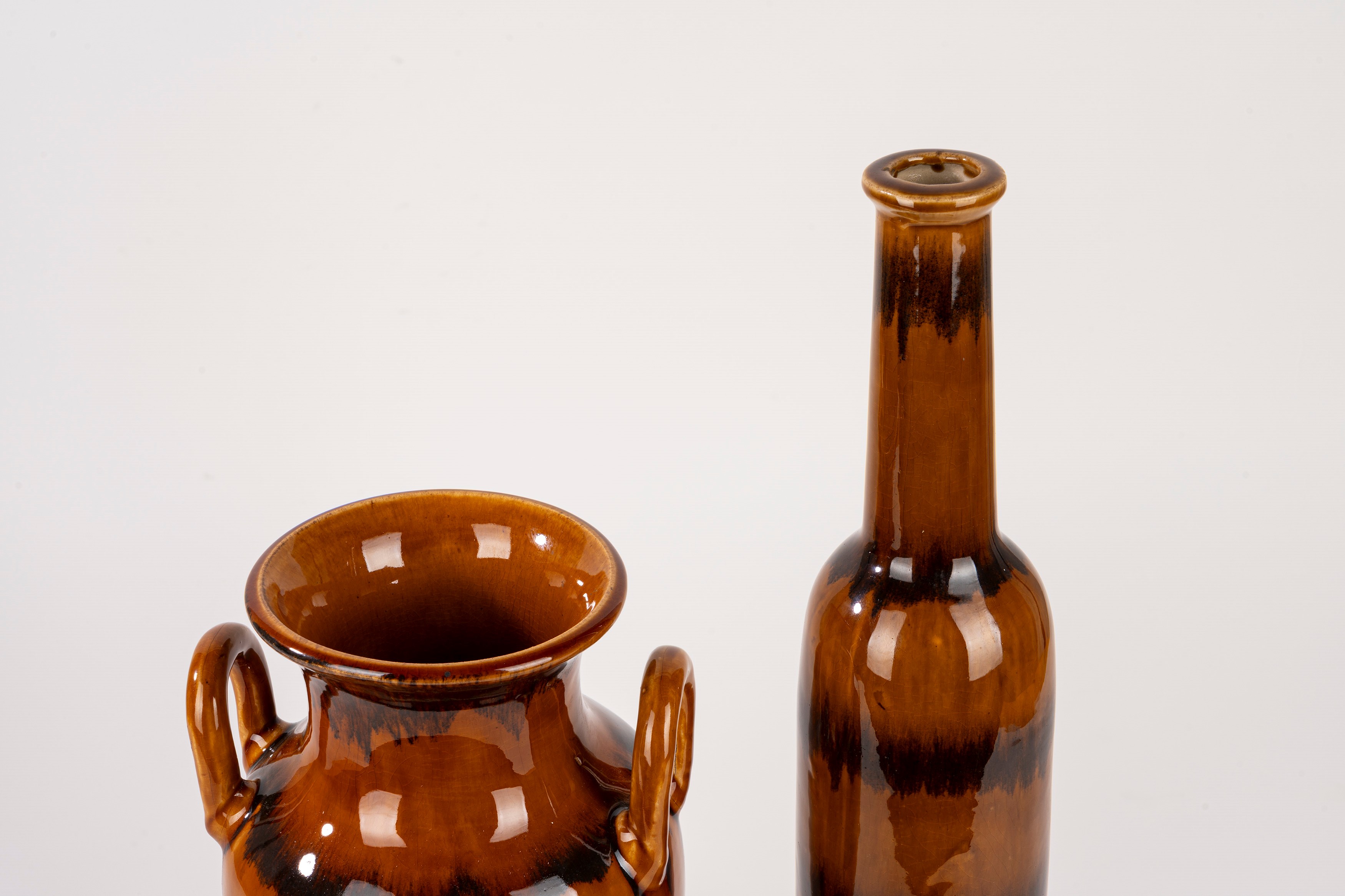 Bottiglia e anfora biansata in ceramica, colorazione arancio a righe brune sfumate