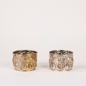 Coppia di ciotole in silverplate decorate con motivi a tralci d'uva e pere