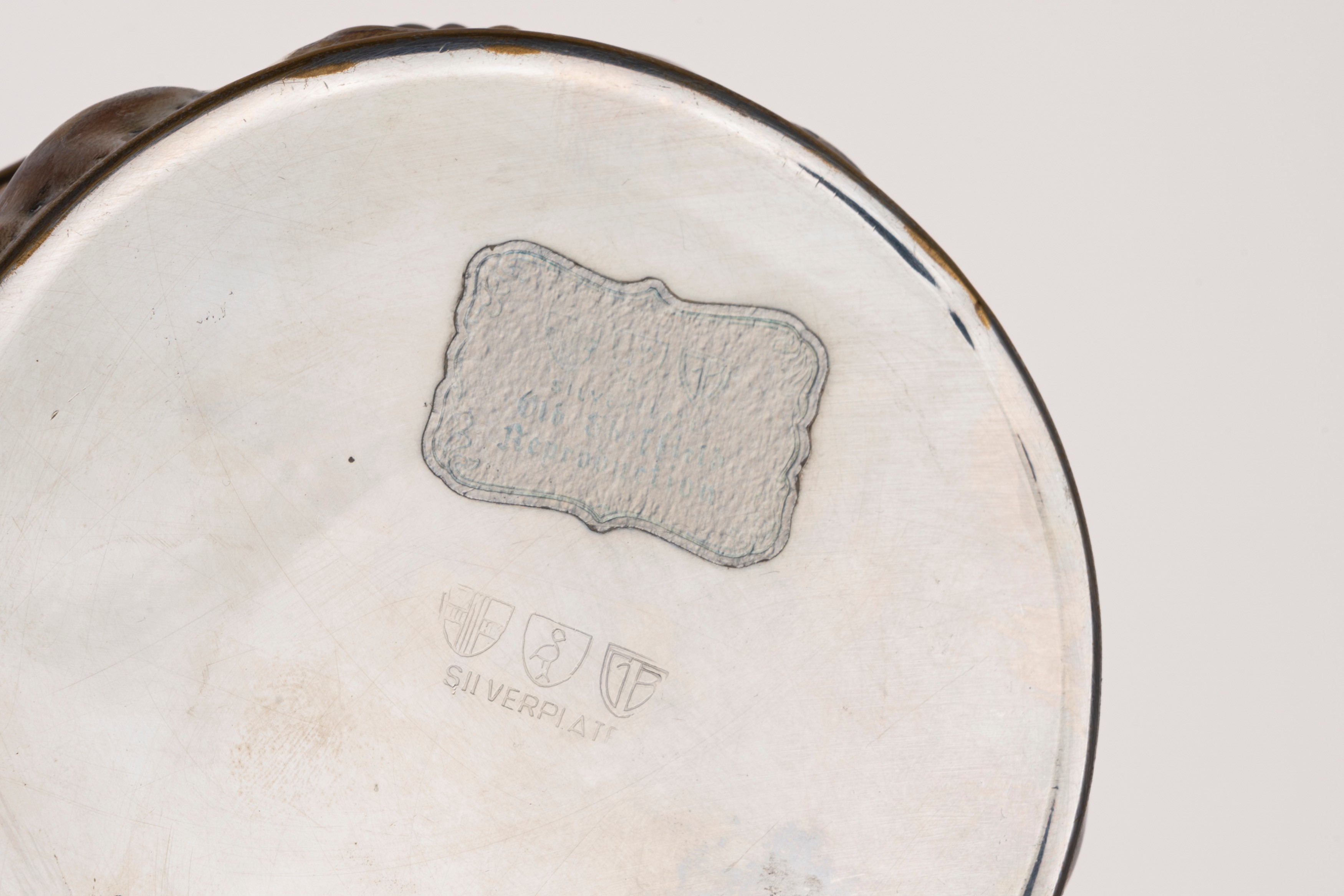 Coppia di ciotole in silverplate decorate, motivi a tralci d’uva e pere