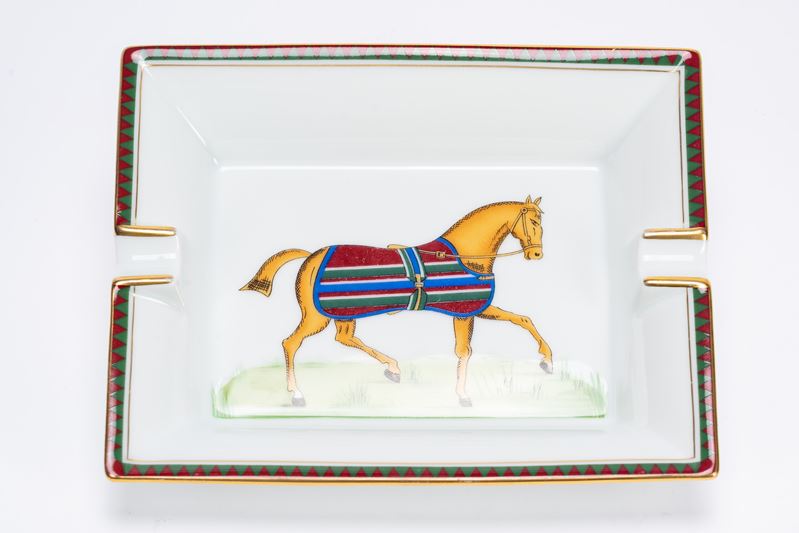 Hermès - Posacenere, porcellana bianca con decoro cavallo e bordure policrome in oro