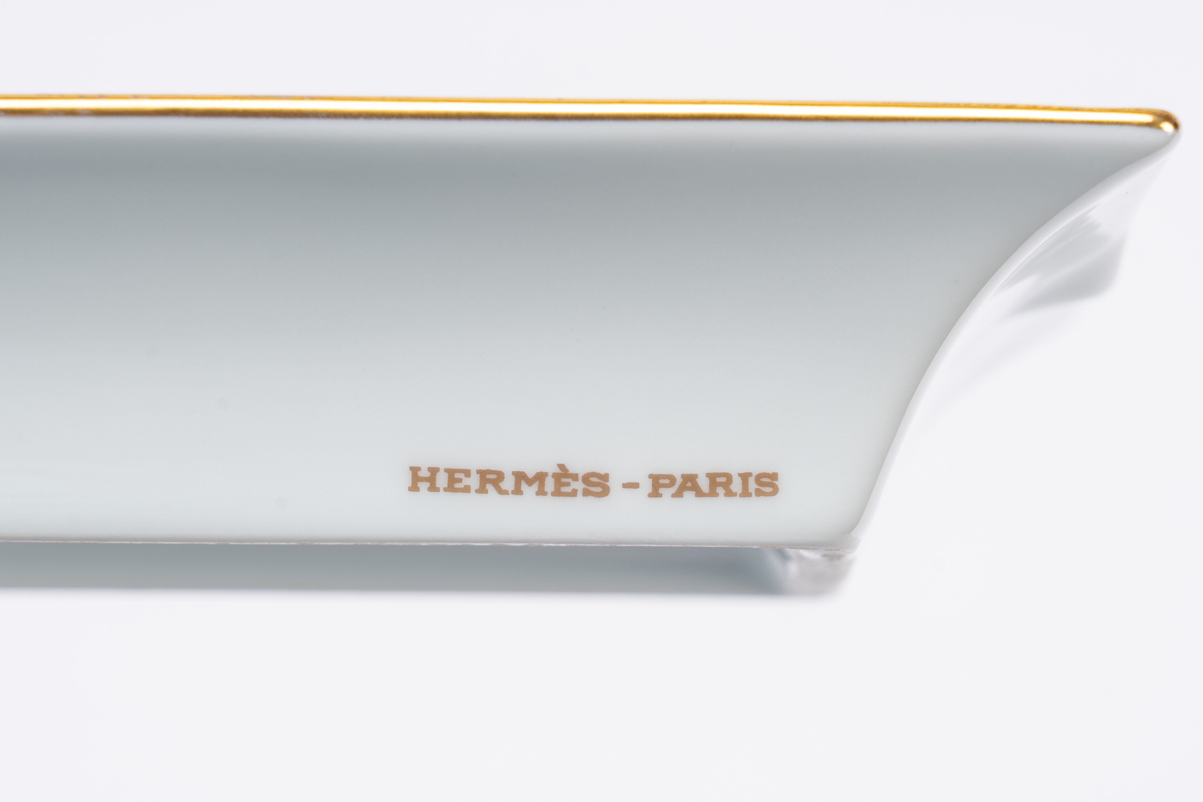 Hermès - Posacenere, porcellana bianca con decoro cavallo e bordure policrome in oro