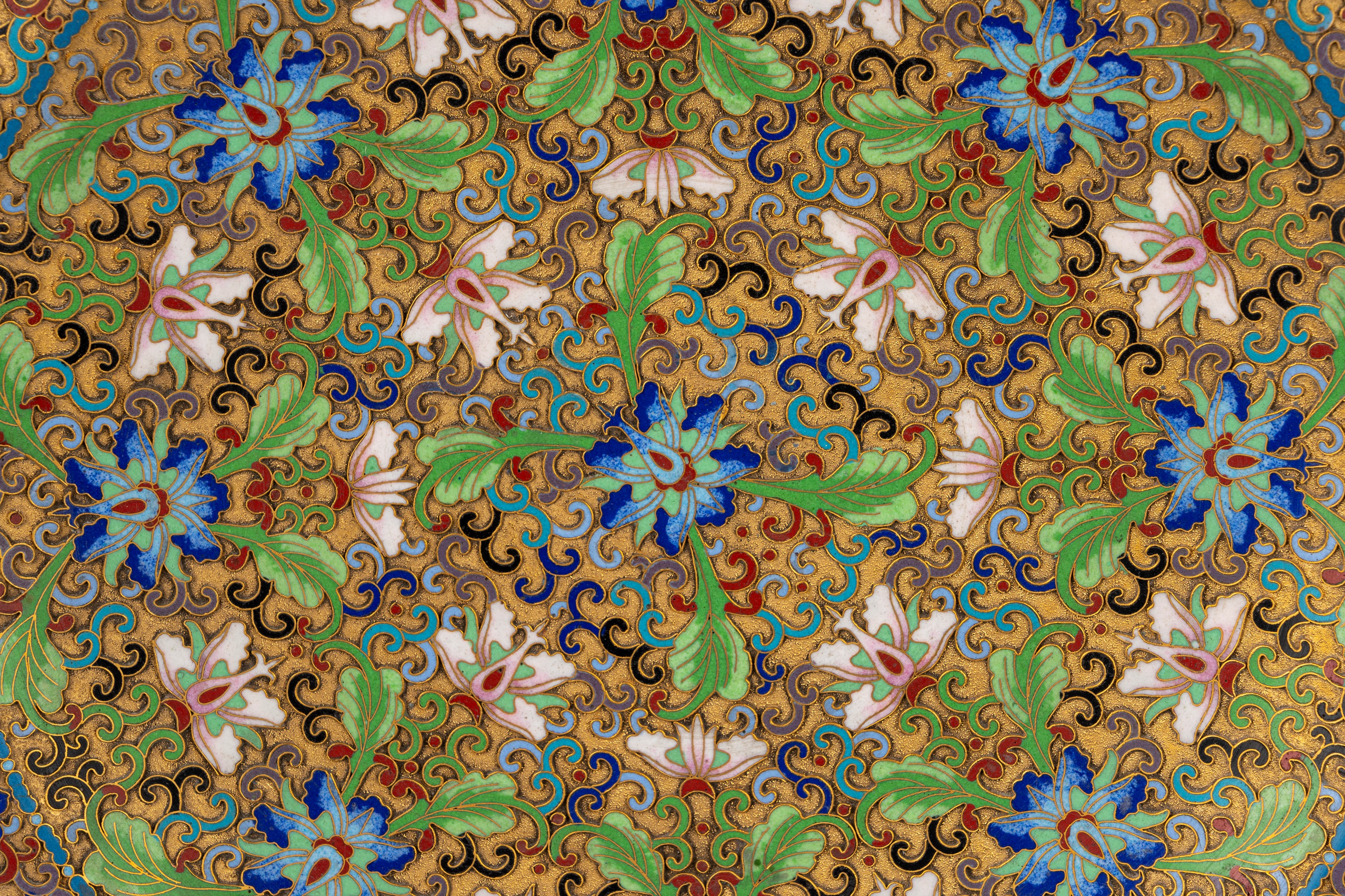 Piatto grande in smalto cloisonné su base lignea, Cina, XX secolo