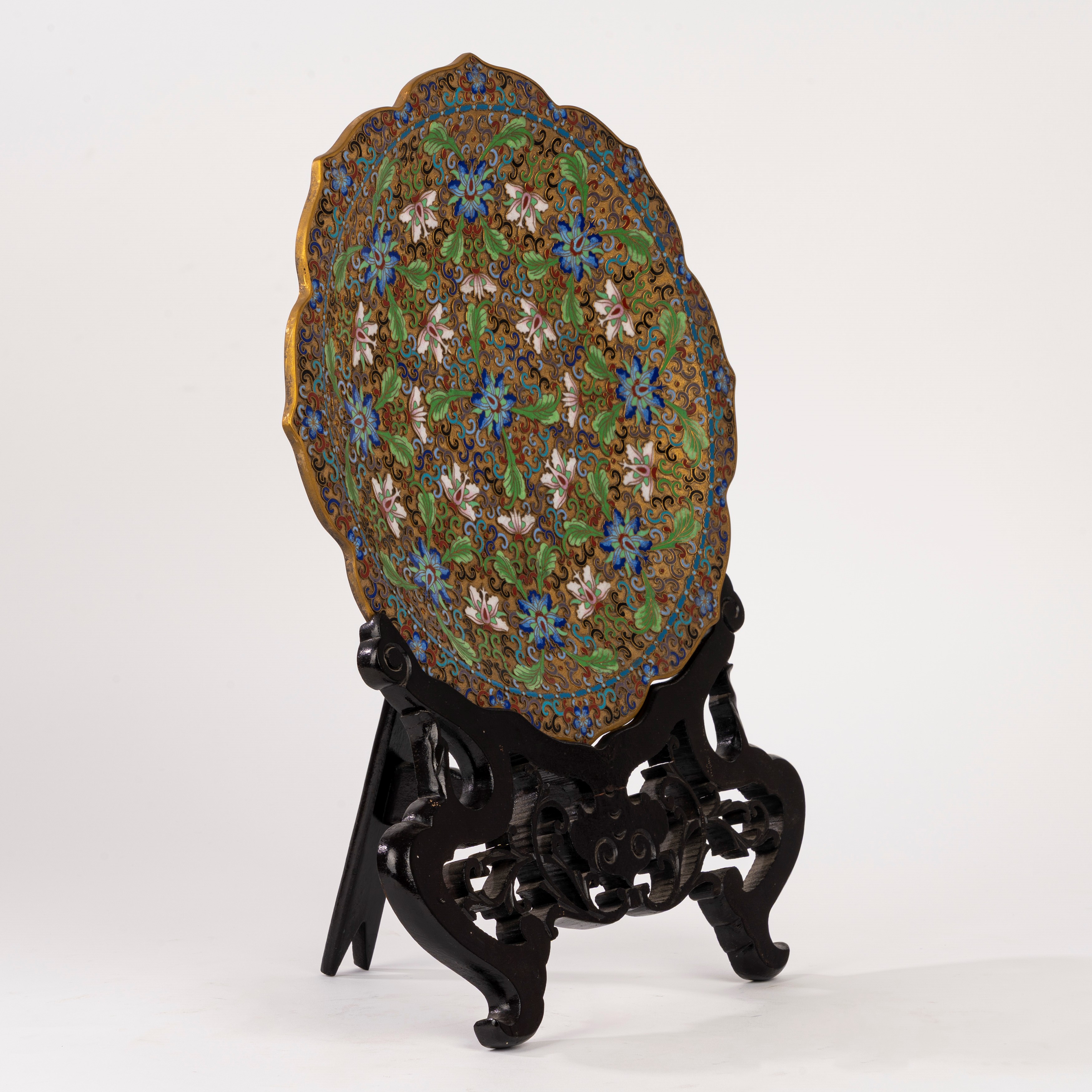 Piatto grande in smalto cloisonné su base lignea, Cina, XX secolo