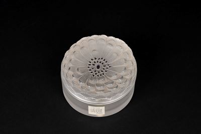 Lalique France, Scatola circolare in cristallo satinato con anemone sul coperchio