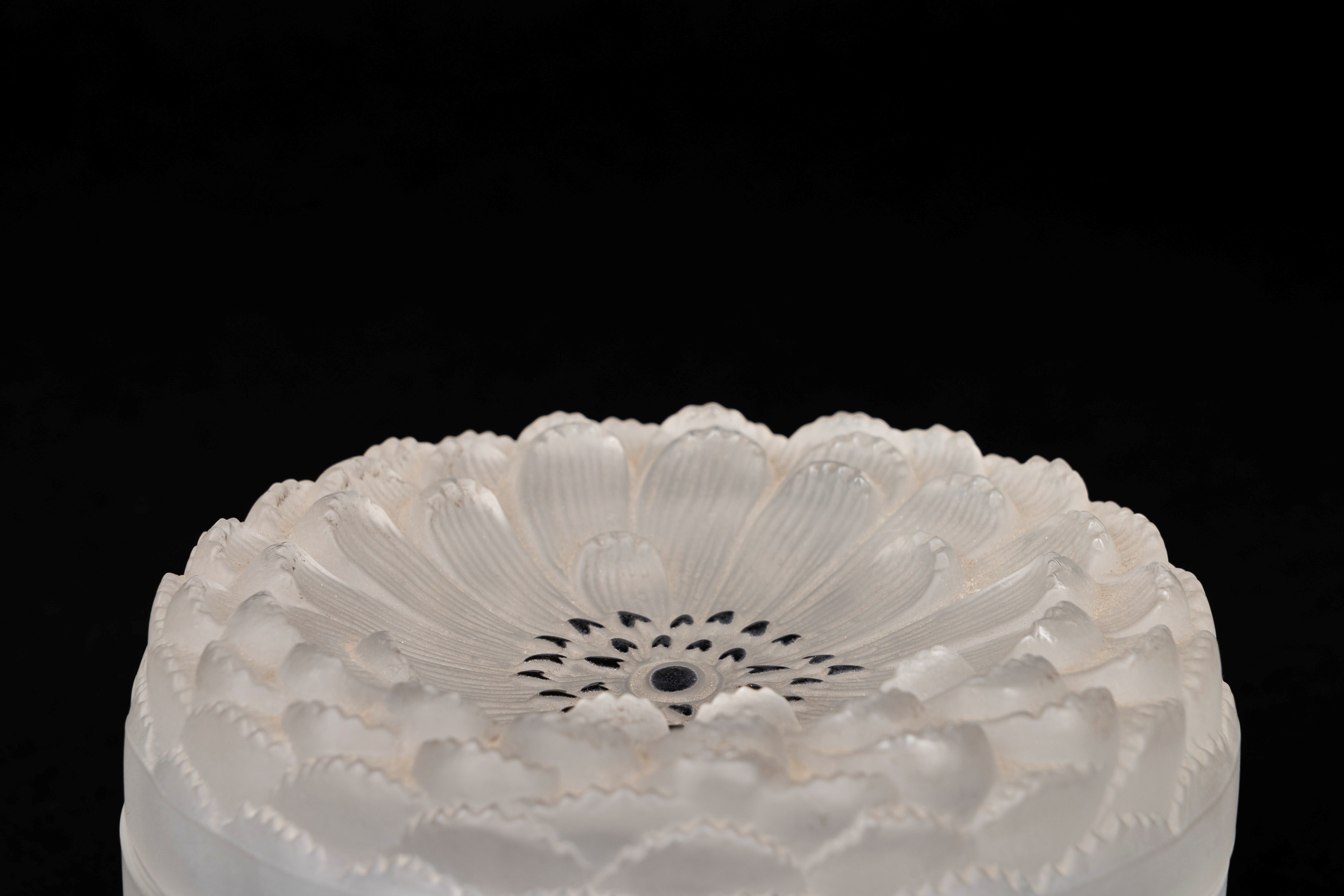 Lalique France, Scatola circolare in cristallo satinato con anemone sul coperchio