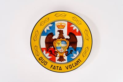 Piatto decorativo per i Cavalleggeri di Salluzzo (terraglia a colaggio, 1939)