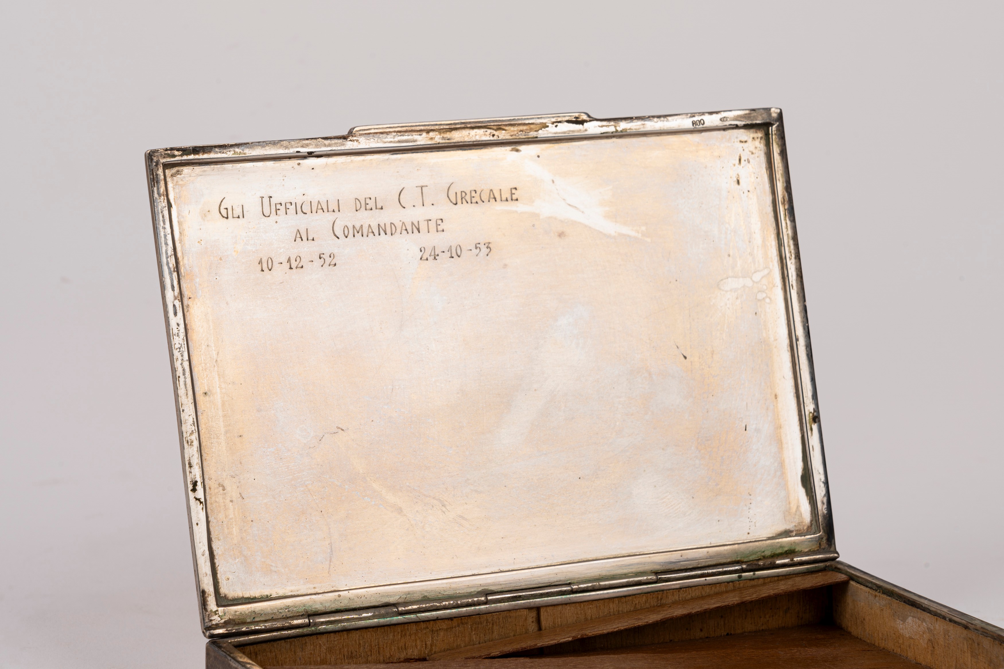 Scatola portasigarette in argento 800 con inserti in legno, con dedica commemorativa