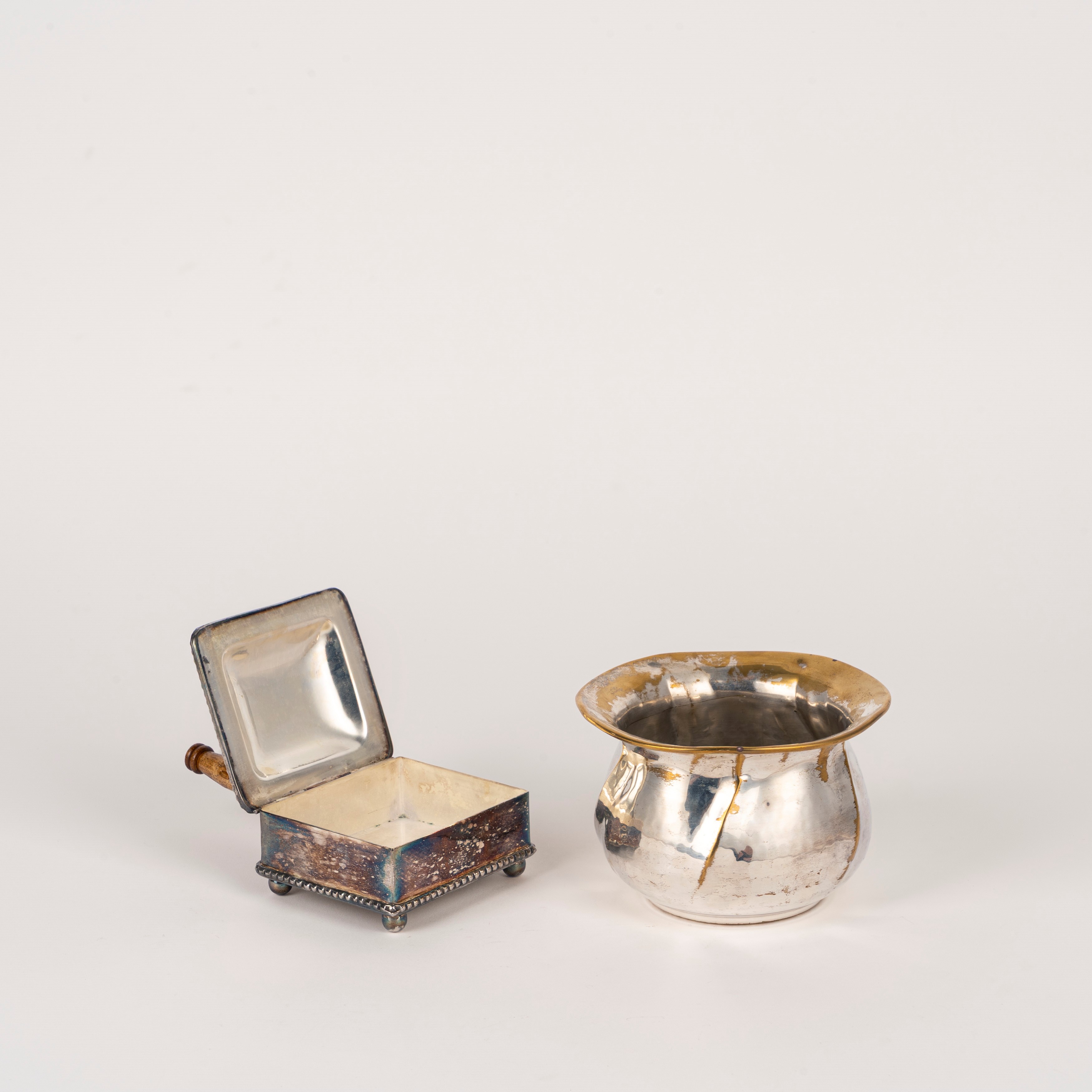 Raccoglibriciole Royal Sheffield con Manico in Legno e Piccolo Vaso in Metallo Argentato