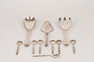 Coppia di posate da servizio, paletta per dolci e set di sette cucchiaini da caff&egrave; con manico a foggia di bamb&ugrave; in silverplate