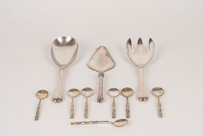 Set di posateria da servizio in silverplate, paletta per dolci e sette cucchiaini da caffè con ma...
