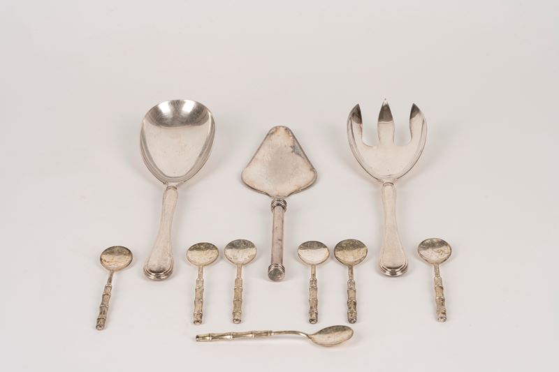 Set di posateria da servizio in silverplate, paletta per dolci e sette cucchiaini da caffè con ma...