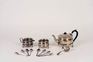 Silver-plated tea set consisting of a teapot, milk jug and sugar bowl, England, 20th century