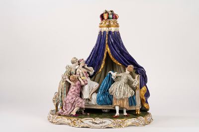Frankenthal, Grande gruppo scultoreo in porcellana policroma raffigurante la camera da letto dell...