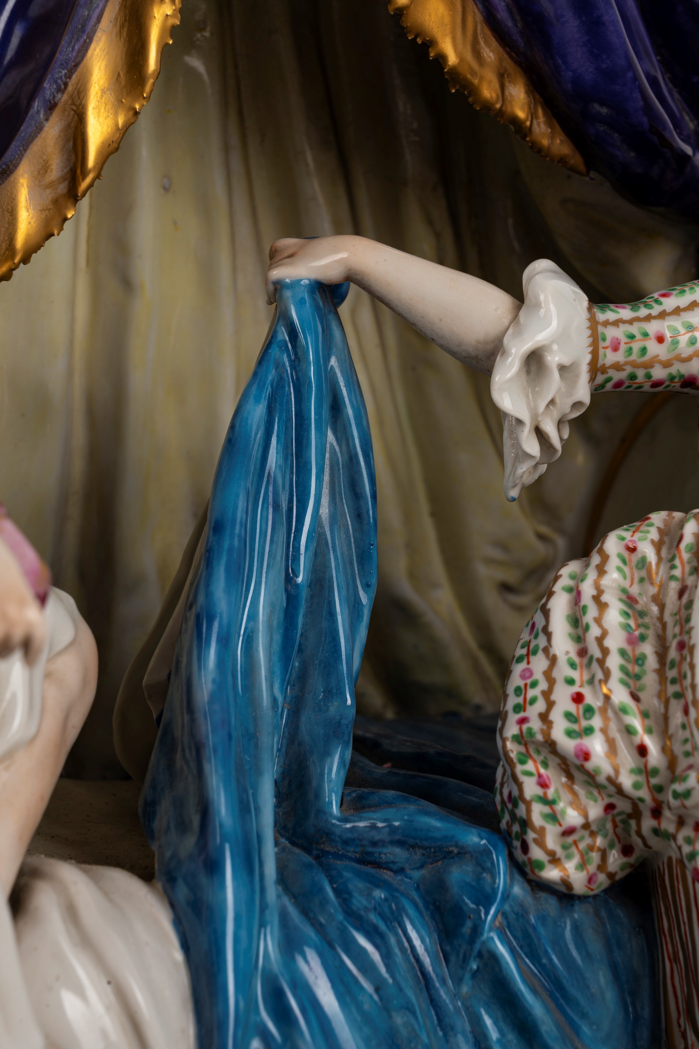 Frankenthal, Grande gruppo scultoreo in porcellana policroma raffigurante la camera da letto dell...