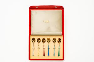 Set di sei cucchiaini da caff&egrave; in argento 925 decorati con smalti policromi guilloch&eacute;