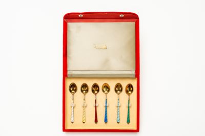 Set di Sei Cucchiaini da Caffè in Argento 925 Decorati con Smalti Policromi Guilloché