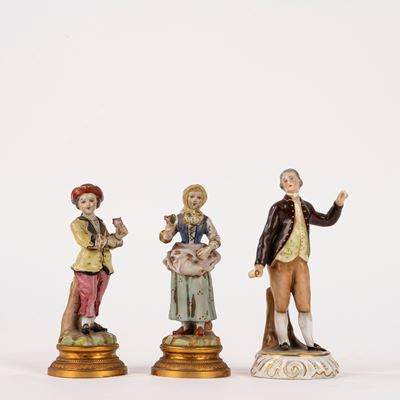 Capodimonte, Tre sculturine in porcellana con figure di gentiluomo, pastore e pastorella