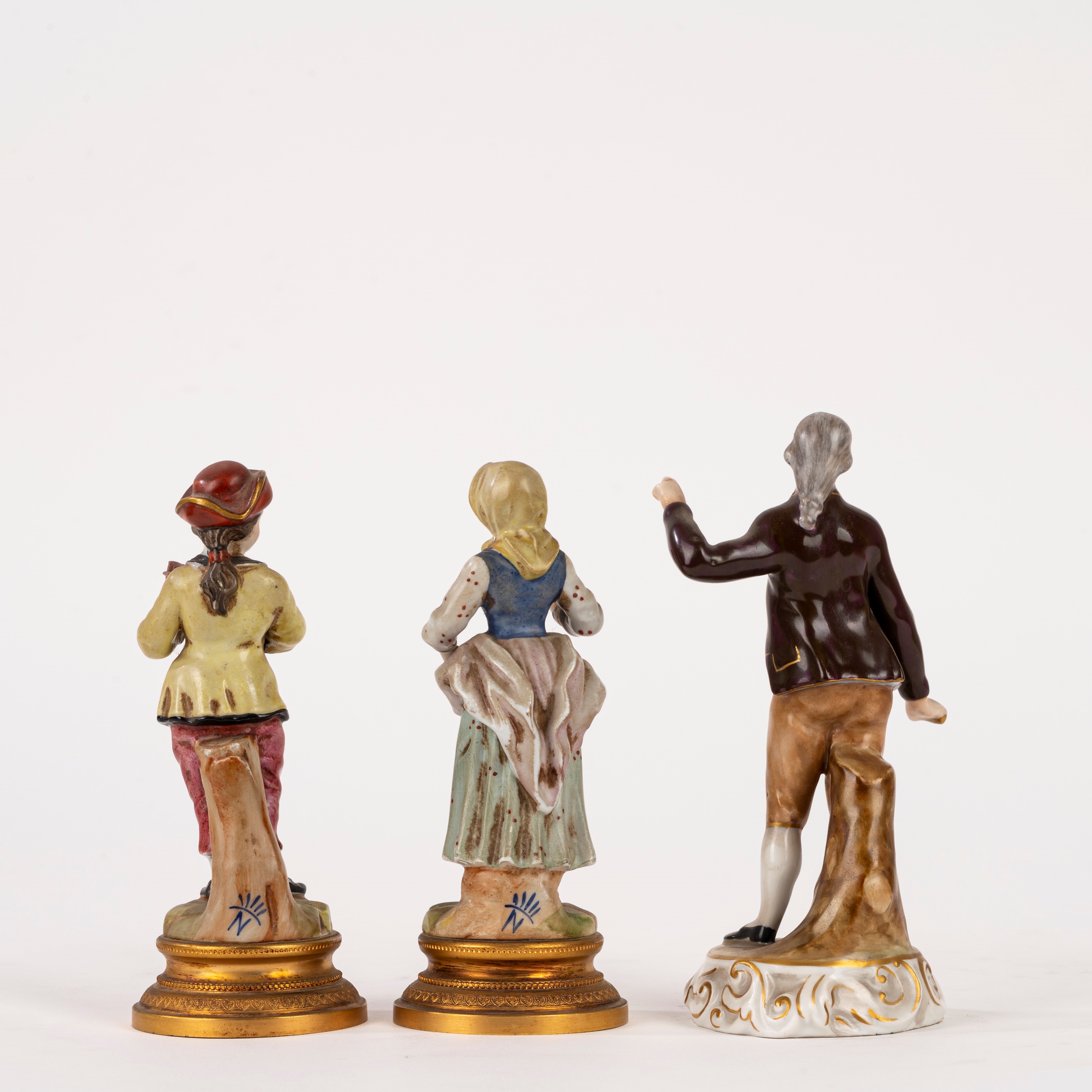 Capodimonte, Tre sculturine in porcellana con figure di gentiluomo, pastore e pastorella