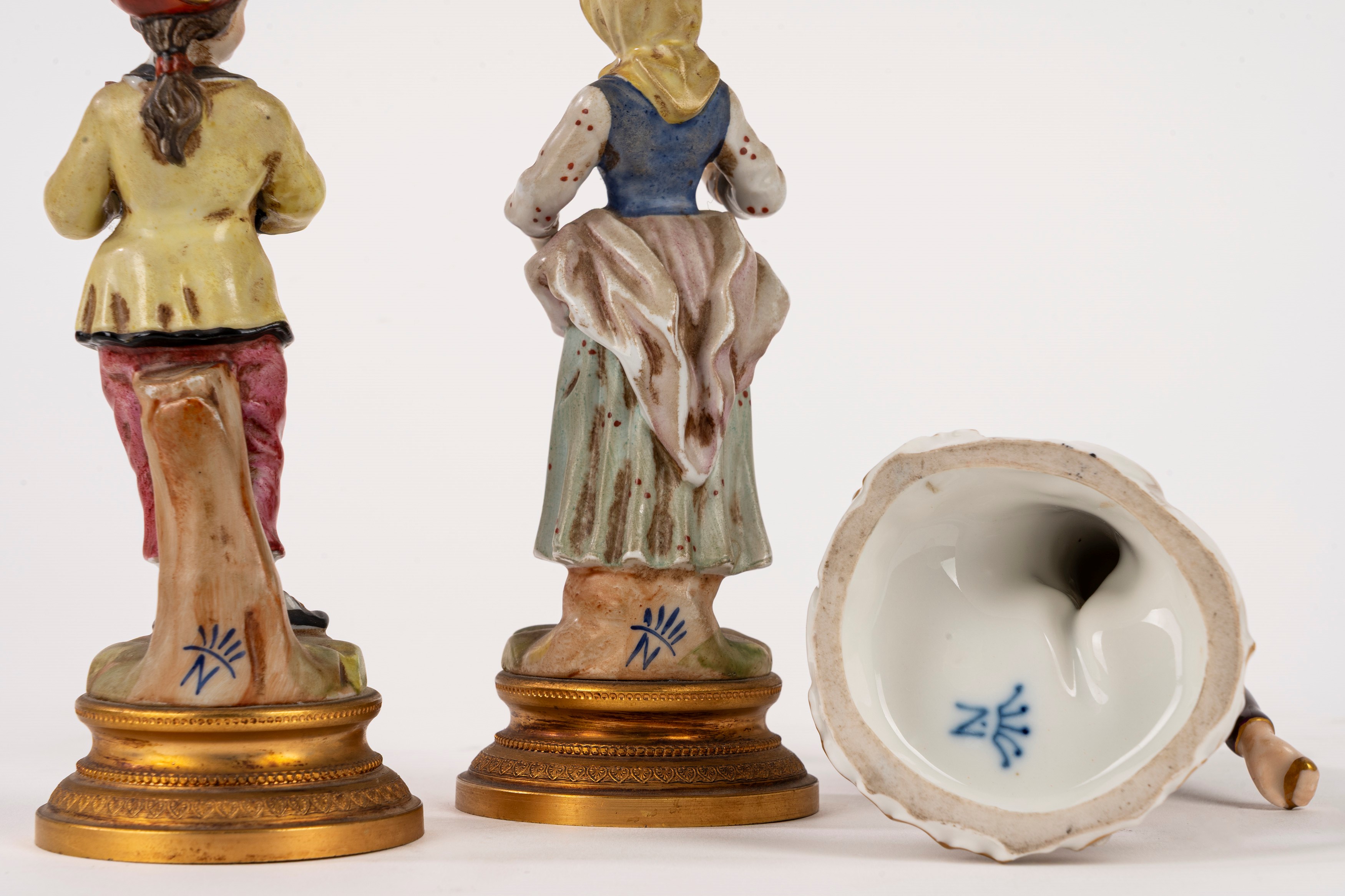 Capodimonte, Tre sculturine in porcellana con figure di gentiluomo, pastore e pastorella