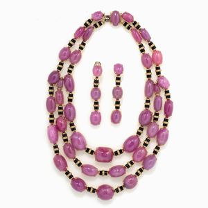  - IMPORTANTE DEMI-PARURE IN RUBINI, ONICE 
