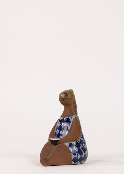 Scultura in ceramica con ragazza che legge «Amalia», Gustavsberg Stoccolma