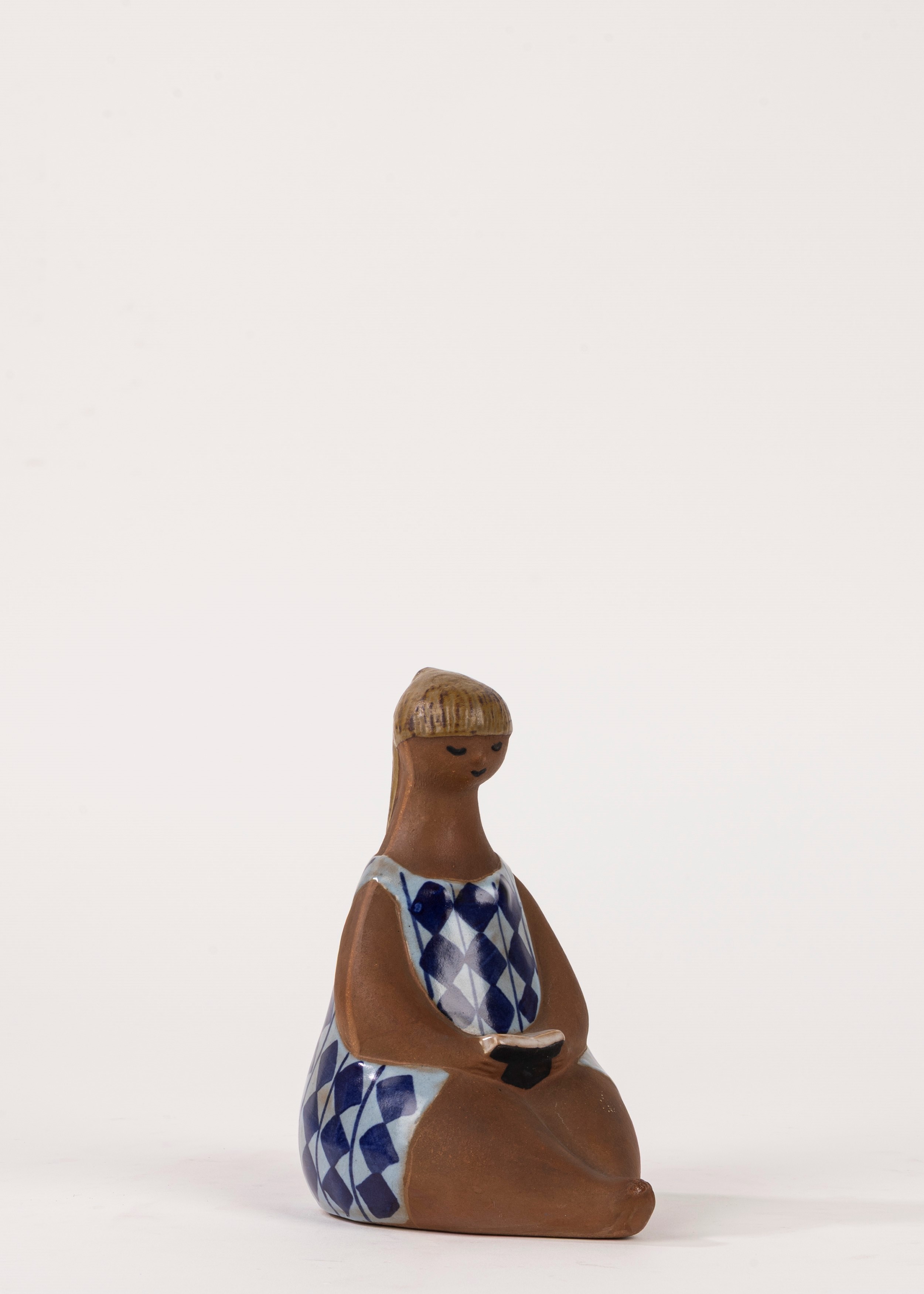 Lisa Larson - Scultura in ceramica con ragazza che legge «Amalia», Gustavsberg Stoccolma