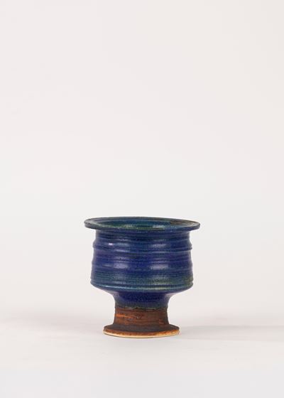 Annikki Hovisaari, Coppa in ceramica blu per Arabia Ceramiche