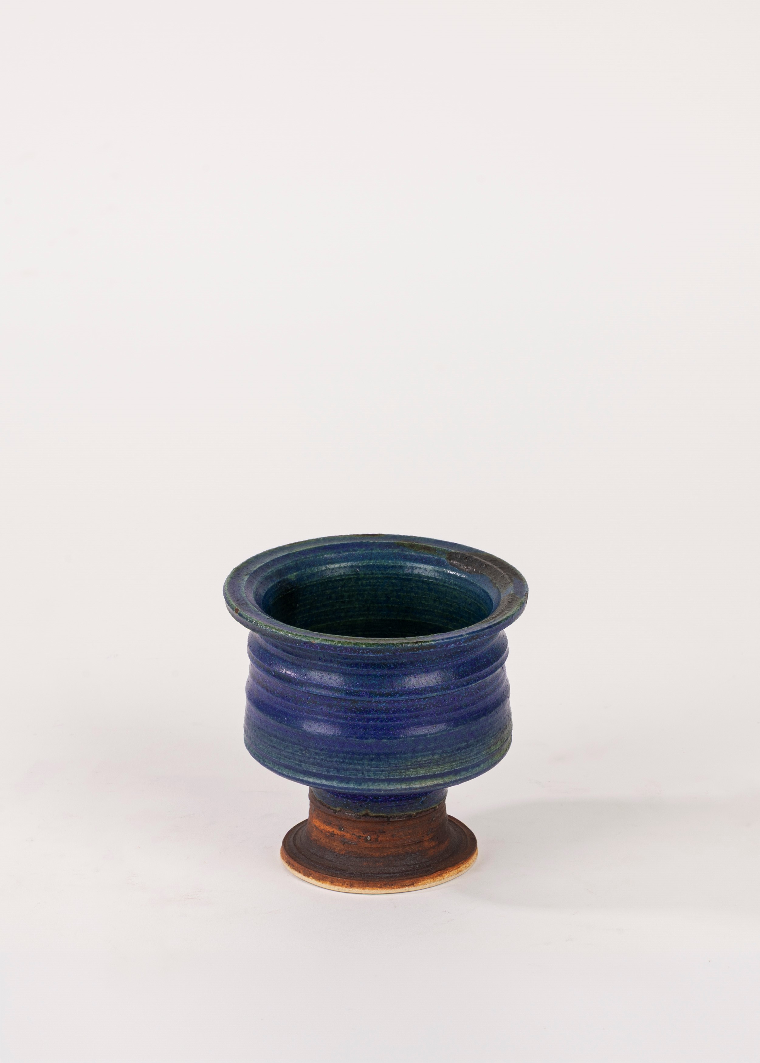 Annikki Hovisaari, Coppa in ceramica blu per Arabia Ceramiche