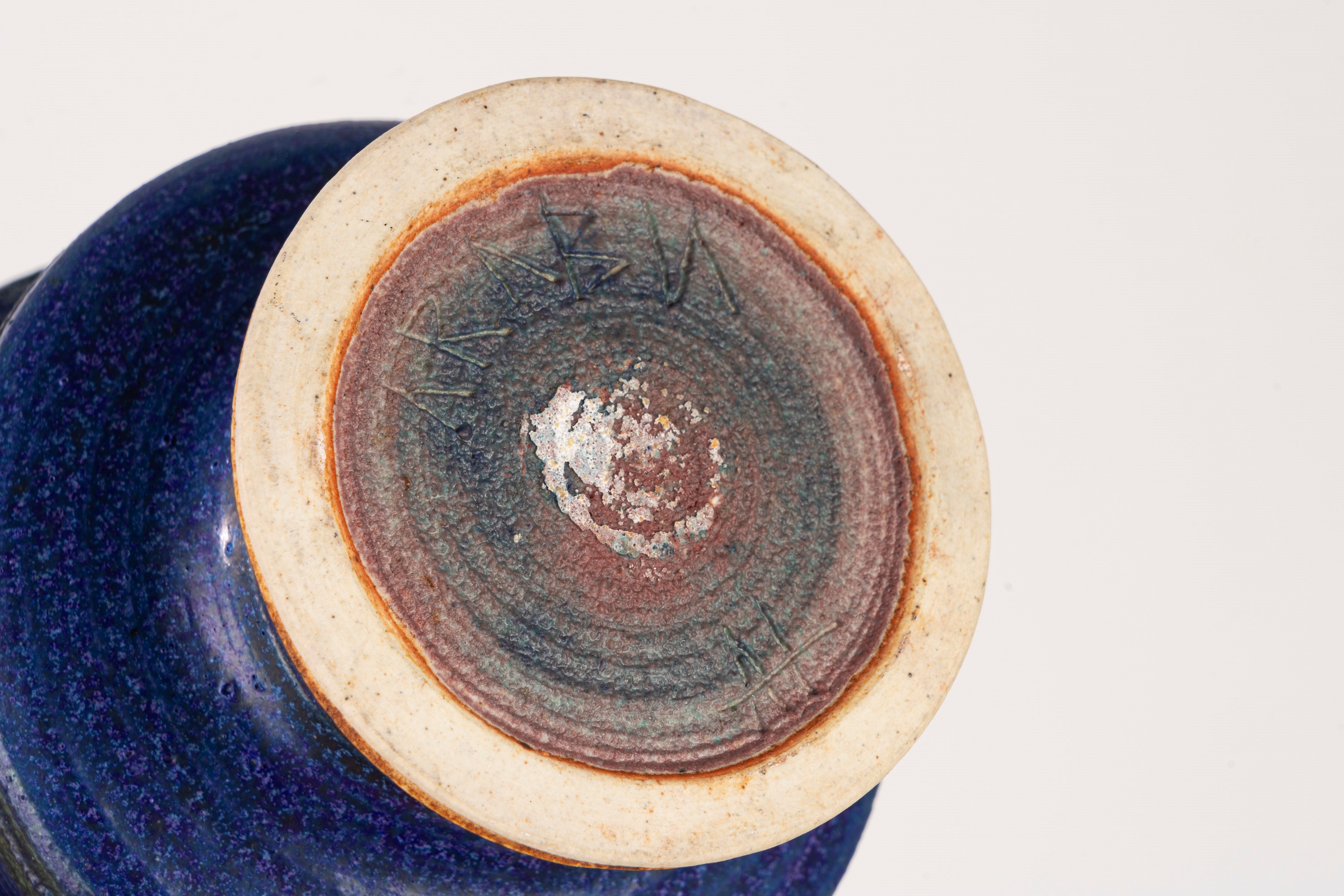 Annikki Hovisaari, Coppa in ceramica blu per Arabia Ceramiche