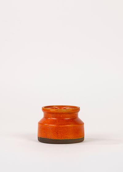 Alessio Tasca, Piccolo vaso con coperchio in ceramica arancione, Nove