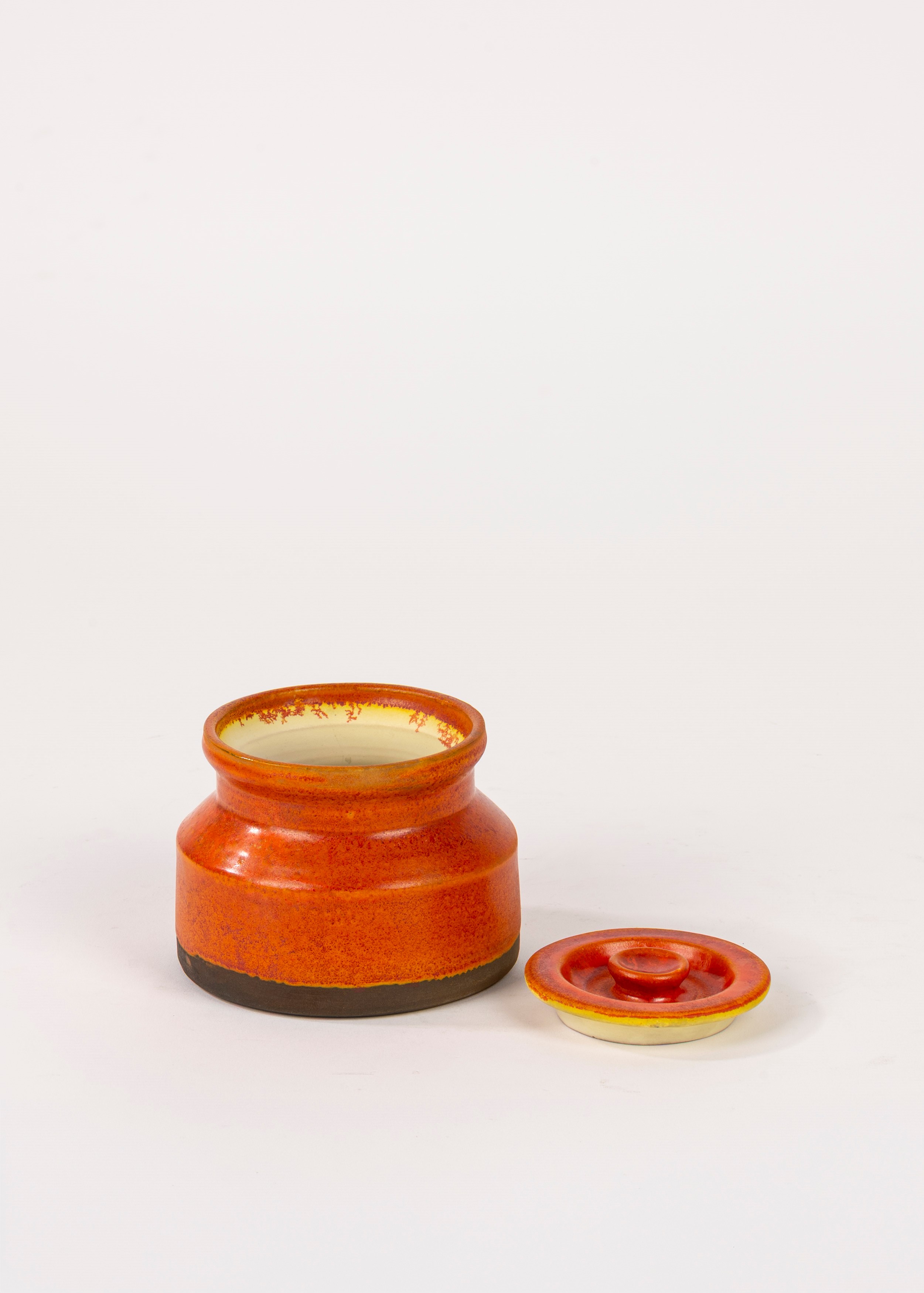 Alessio Tasca, Piccolo vaso con coperchio in ceramica arancione, Nove