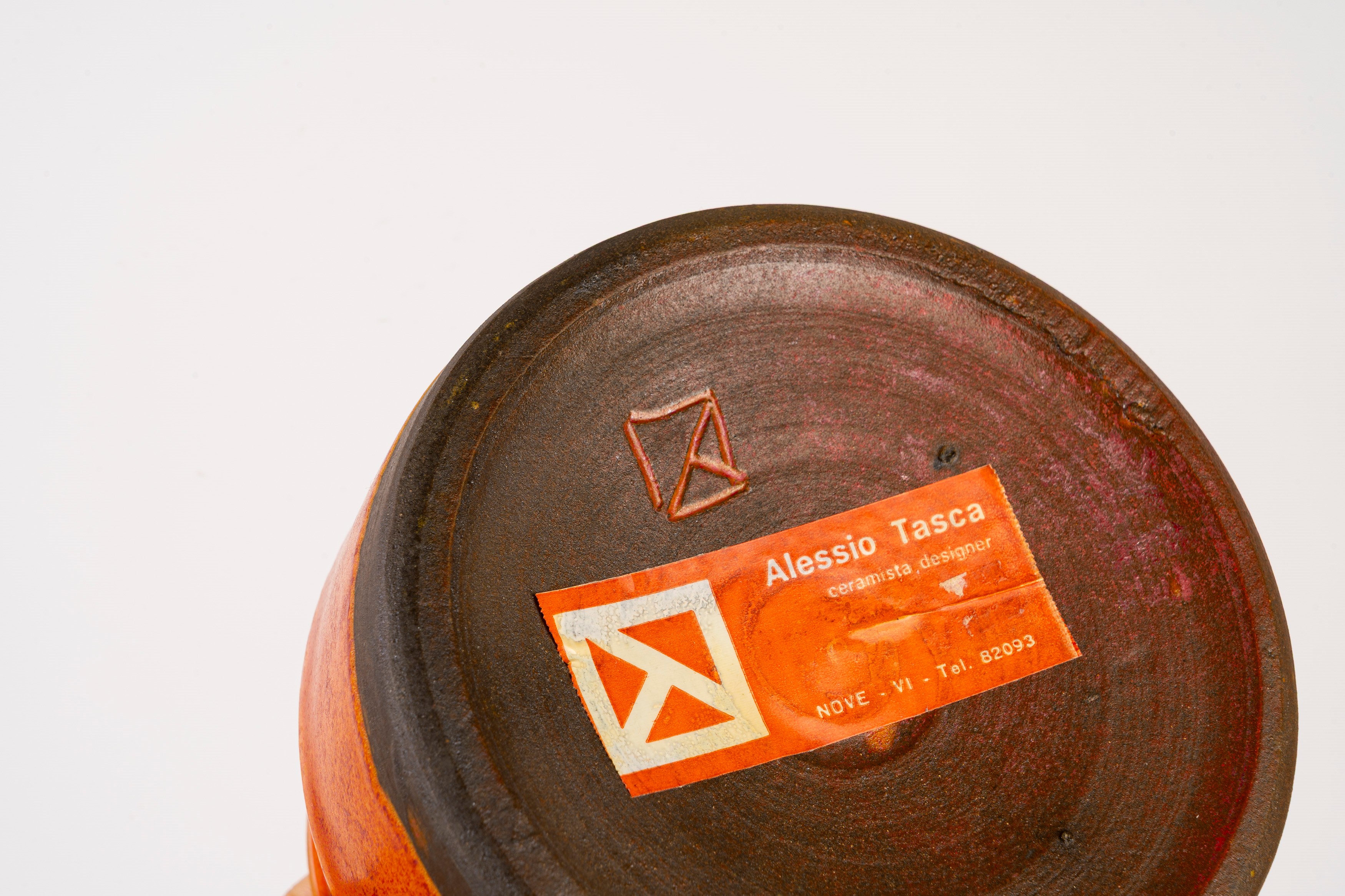 Alessio Tasca, Piccolo vaso con coperchio in ceramica arancione, Nove